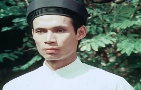 NSƯT Tiến Hợi thể hiện hình tượng Bác Hồ trong phim Hẹn gặp lại Sài Gòn. NSƯT Tiến Hợi thể hiện hình tượng Bác Hồ trong phim Hẹn gặp lại Sài Gòn.