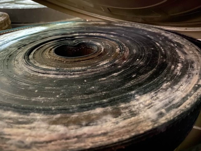 Hàng trăm phim nhựa ở kho phim của Hãng phim Việt Nam bị mốc, hỏng do không đảm bảo điều kiện lưu trữ.