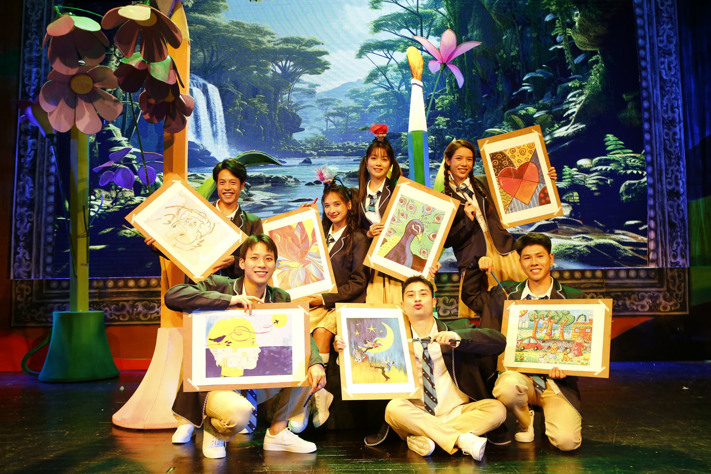 Vở kịch Vị vua không ngai của Nhà hát Tuổi trẻ được dàn dựng dựa trên kịch bản đạt giải A Cuộc vận động sáng tác kịch bản sân khấu phục vụ thiếu niên, nhi đồng tổ chức năm 2023.