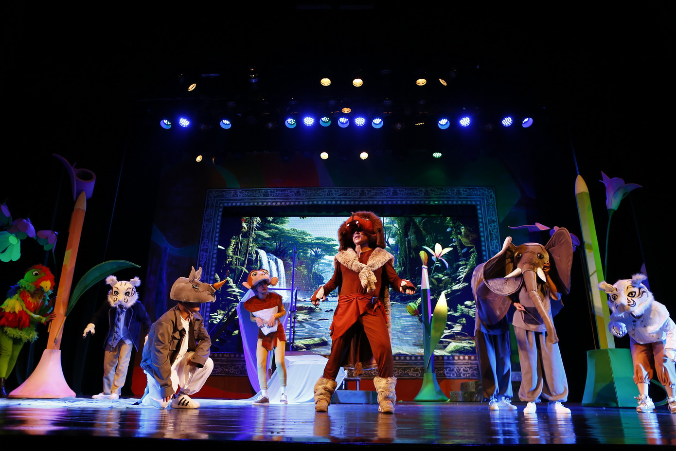 Vở kịch Vị vua không ngai của Nhà hát Tuổi trẻ được dàn dựng dựa trên kịch bản đạt giải A Cuộc vận động sáng tác kịch bản sân khấu phục vụ thiếu niên, nhi đồng tổ chức năm 2023.