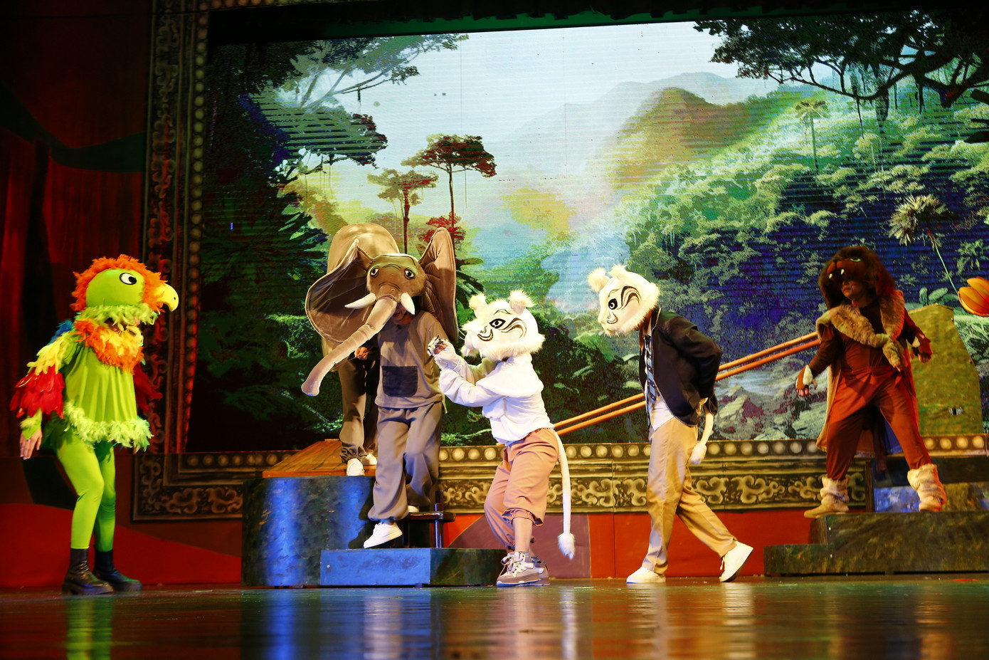 Vở kịch Vị vua không ngai của Nhà hát Tuổi trẻ được dàn dựng dựa trên kịch bản đạt giải A Cuộc vận động sáng tác kịch bản sân khấu phục vụ thiếu niên, nhi đồng tổ chức năm 2023.