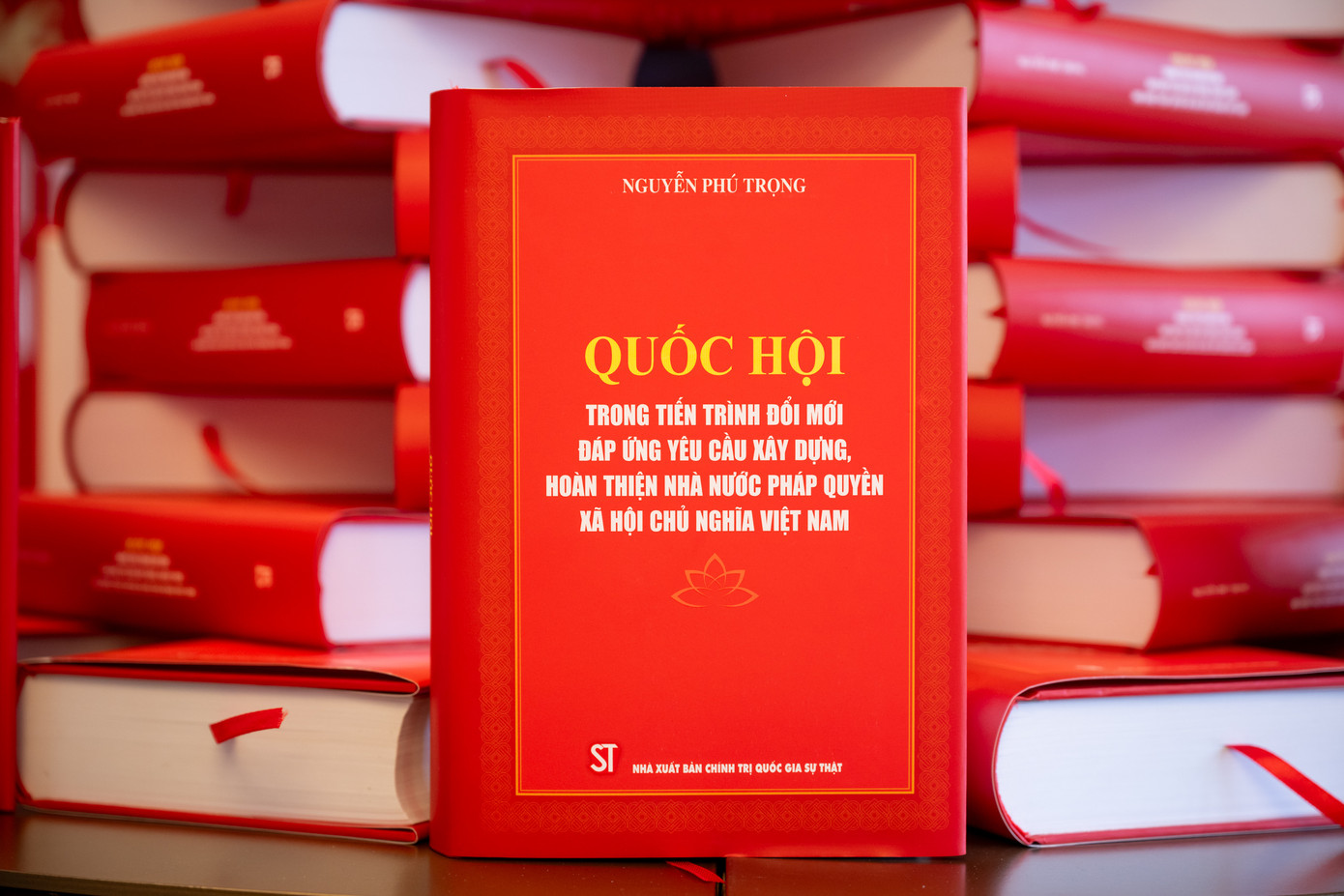Cuốn sách về Quốc hội được ấn hành vào tháng 7. Cuốn sách về Quốc hội được ấn hành vào tháng 7.