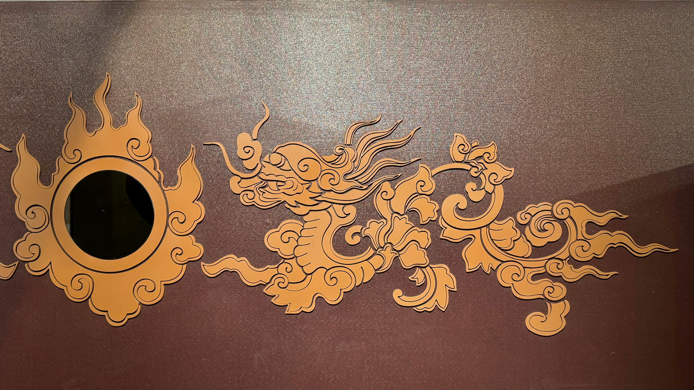 Đảm trách phần thiết kế trưng bày, ông Trương Quốc Toàn nhấn mạnh những chi tiết, hoa văn trên bia tiến sĩ chính là những tác phẩm điêu khắc thực thụ. “Khi bắt đầu tiếp cận với những bản rập thác bản của hoa văn bia tiến sĩ tôi thực sự sững sờ. Tôi không nghĩ rằng bàn tay của các nghệ nhân chế tác đá thời xưa đã tạo ra được những hoa văn họa tiết mềm mại như thế trên một chất nền là đá”, ông Trương Quốc Toàn nêu.