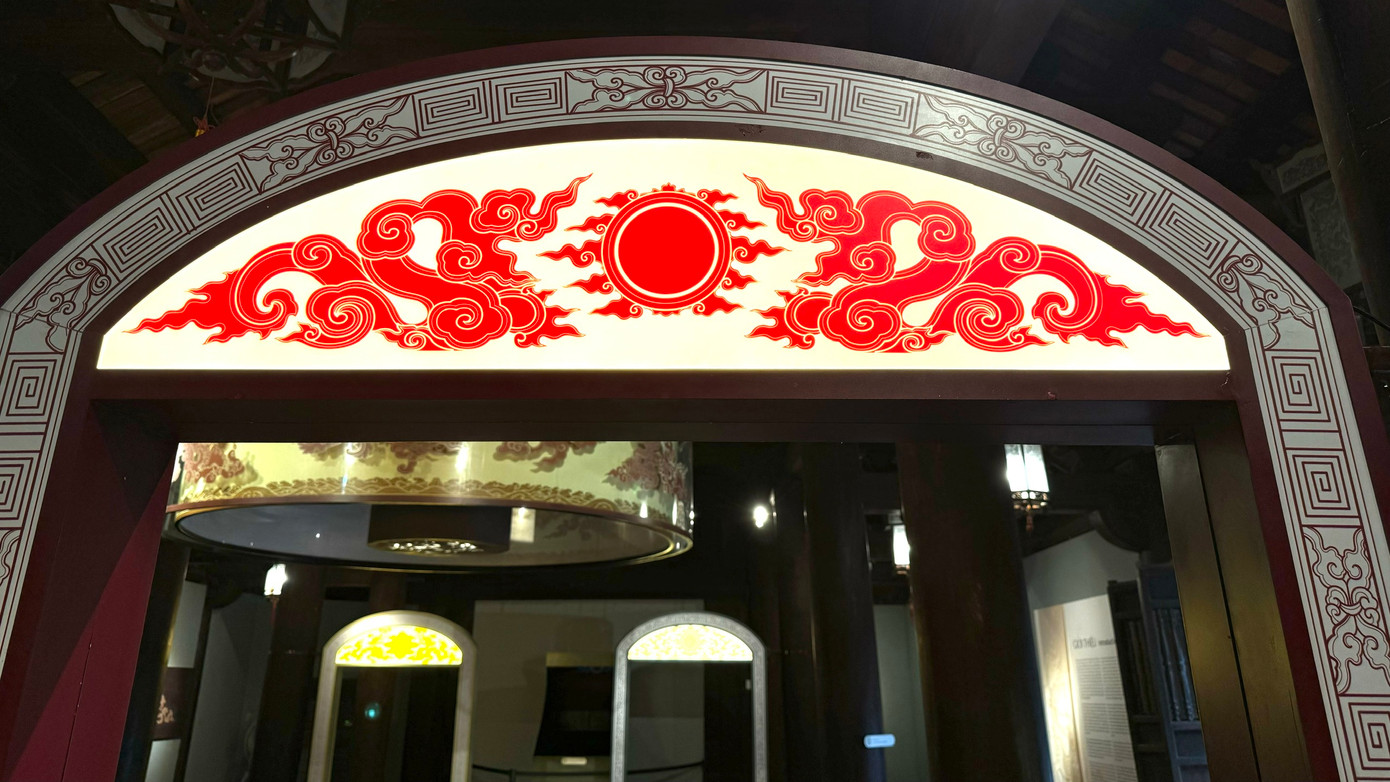 Nếu như đợt dựng bia năm 1653 thể hiện hình rồng theo hướng tả thực, kể từ đợt dựng bia năm 1717 trở đi, hầu hết hình tượng rồng đều được các nghệ nhân tạo tác theo những cách thể hiện hết sức đa dạng, thoát ly hoàn toàn khỏi những khuôn mẫu thông thường, thậm chí có cả những phiên bản rồng hóa mây, rồng hóa lửa hay rồng hóa cây lá.