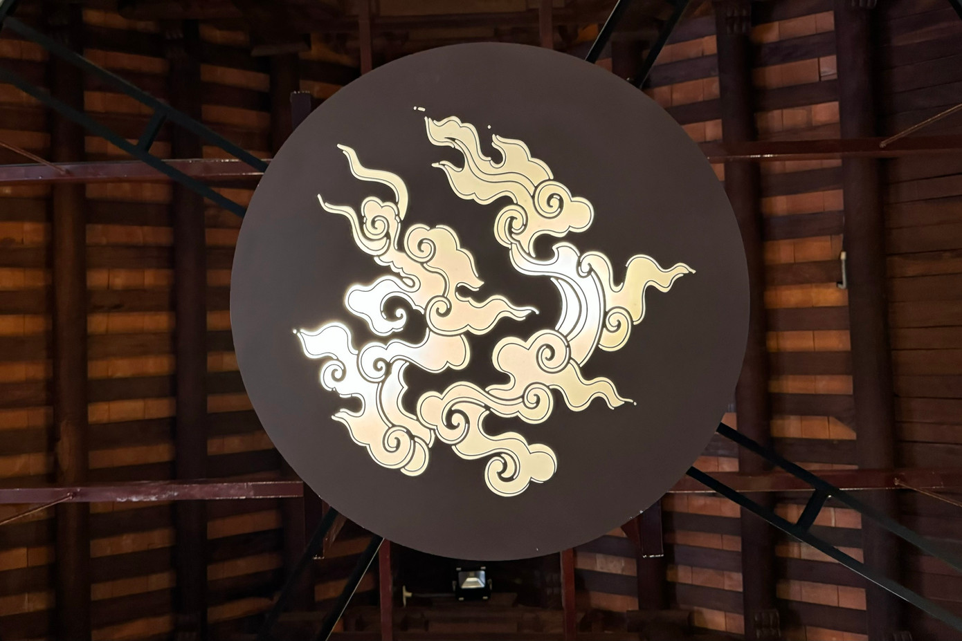 Đảm trách phần thiết kế trưng bày, ông Trương Quốc Toàn nhấn mạnh những chi tiết, hoa văn trên bia tiến sĩ chính là những tác phẩm điêu khắc thực thụ. “Khi bắt đầu tiếp cận với những bản rập thác bản của hoa văn bia tiến sĩ tôi thực sự sững sờ. Tôi không nghĩ rằng bàn tay của các nghệ nhân chế tác đá thời xưa đã tạo ra được những hoa văn họa tiết mềm mại như thế trên một chất nền là đá”, ông Trương Quốc Toàn nêu.