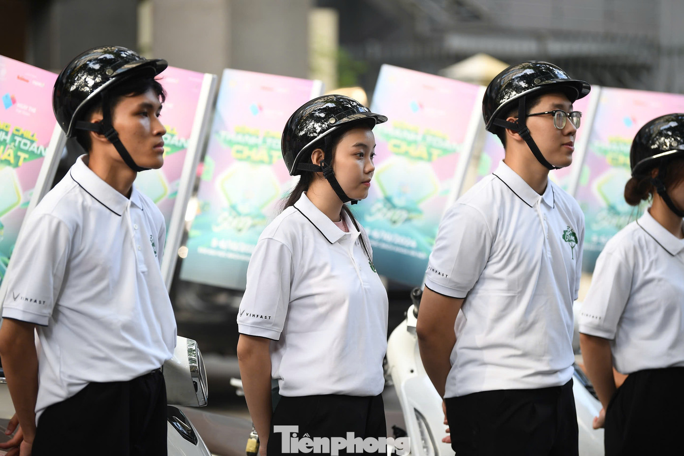 Từ 7h30 sáng 28/9, hàng chục chiếc xe điện Vinfast của đơn vị tài trợ Bạc - Công ty TNHH Kinh doanh thương mại và dịch vụ Vinfast - xuất hiện trước trụ sở báo Tiền Phong (15 Hồ Xuân Hương, Hai Bà Trưng) mang theo thông điệp của Ngày Thẻ Việt Nam 2024 - Sống chill - Thanh toán chất đi qua nhiều tuyến phố lớn của Hà Nội.