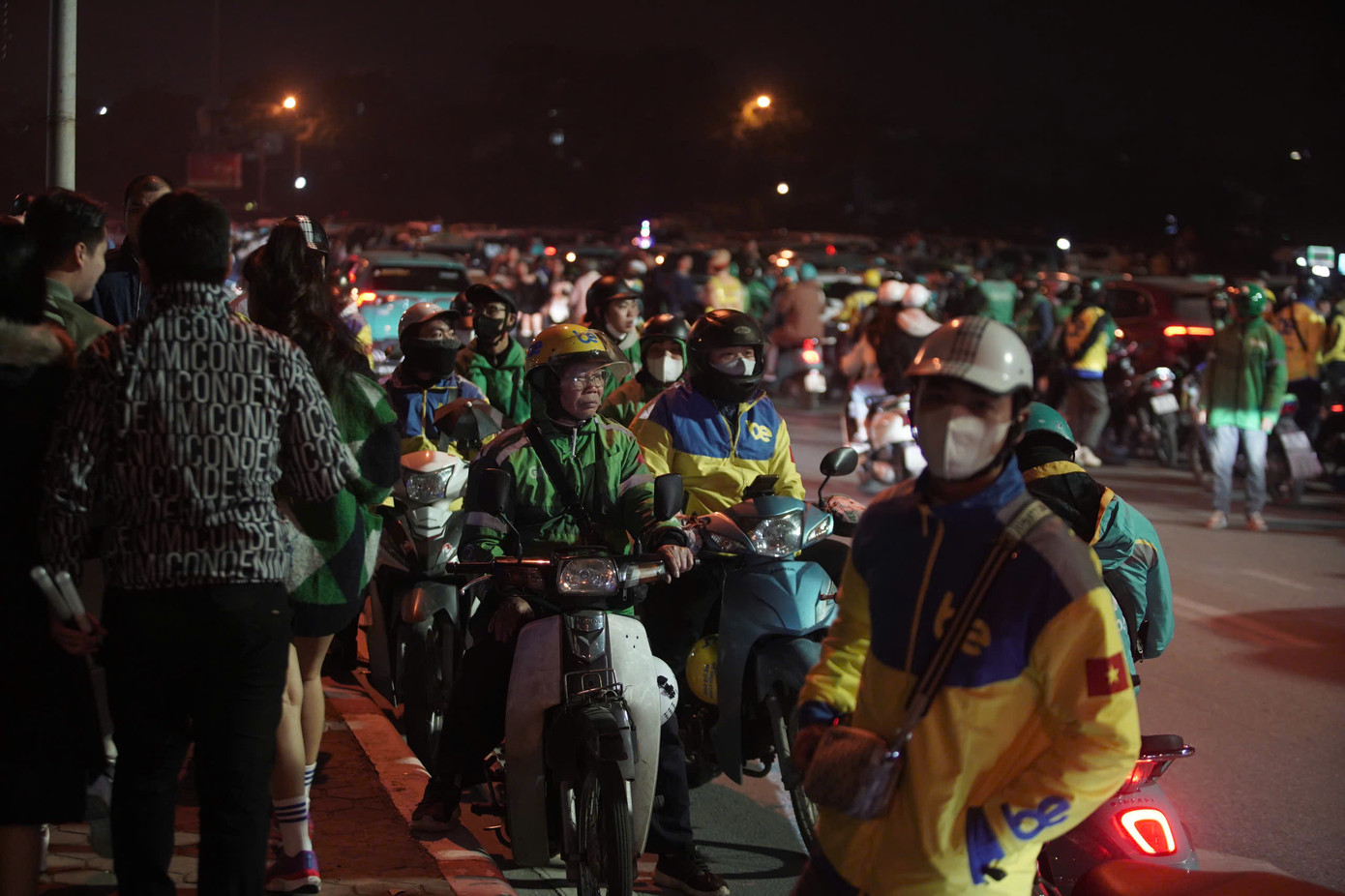 Giá cước có sự tăng mạnh. Một số khán giả phản ánh giá đi xe ôm ngang bằng tiền đi taxi ngày thường. Như vậy, giá cước đã tăng khoảng 2-3 lần so với giá ngày thường. Lực lượng chức năng liên tục điều tiết để đảm bảo giao thông thông suốt trên tuyến đường. Giá cước có sự tăng mạnh. Một số khán giả phản ánh giá đi xe ôm ngang bằng tiền đi taxi ngày thường. Như vậy, giá cước đã tăng khoảng 2-3 lần so với giá ngày thường. Lực lượng chức năng liên tục điều tiết để đảm bảo giao thông thông suốt trên tuyến đường.