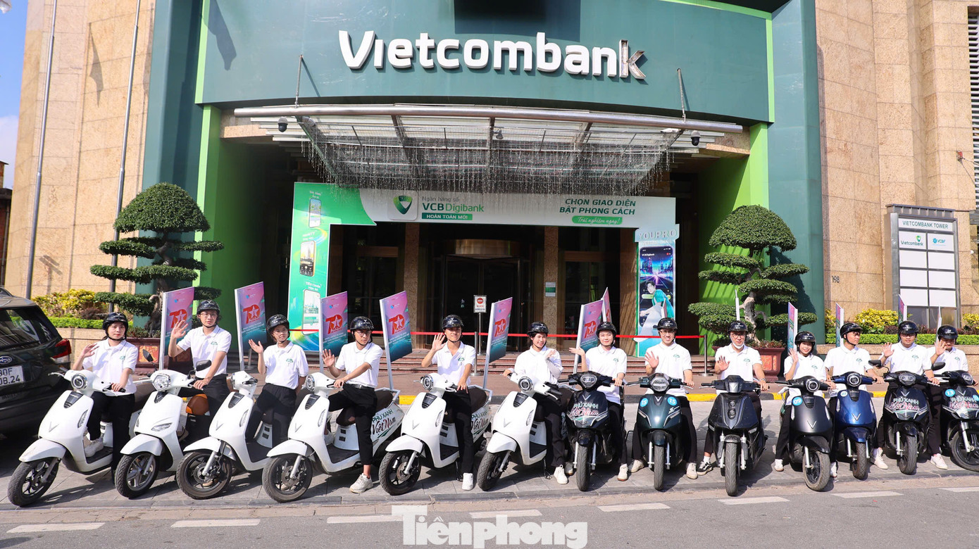 Hình ảnh ấn tượng của những chiếc xe điện phía trước toà nhà Vietcombank (Trần Quang Khải).