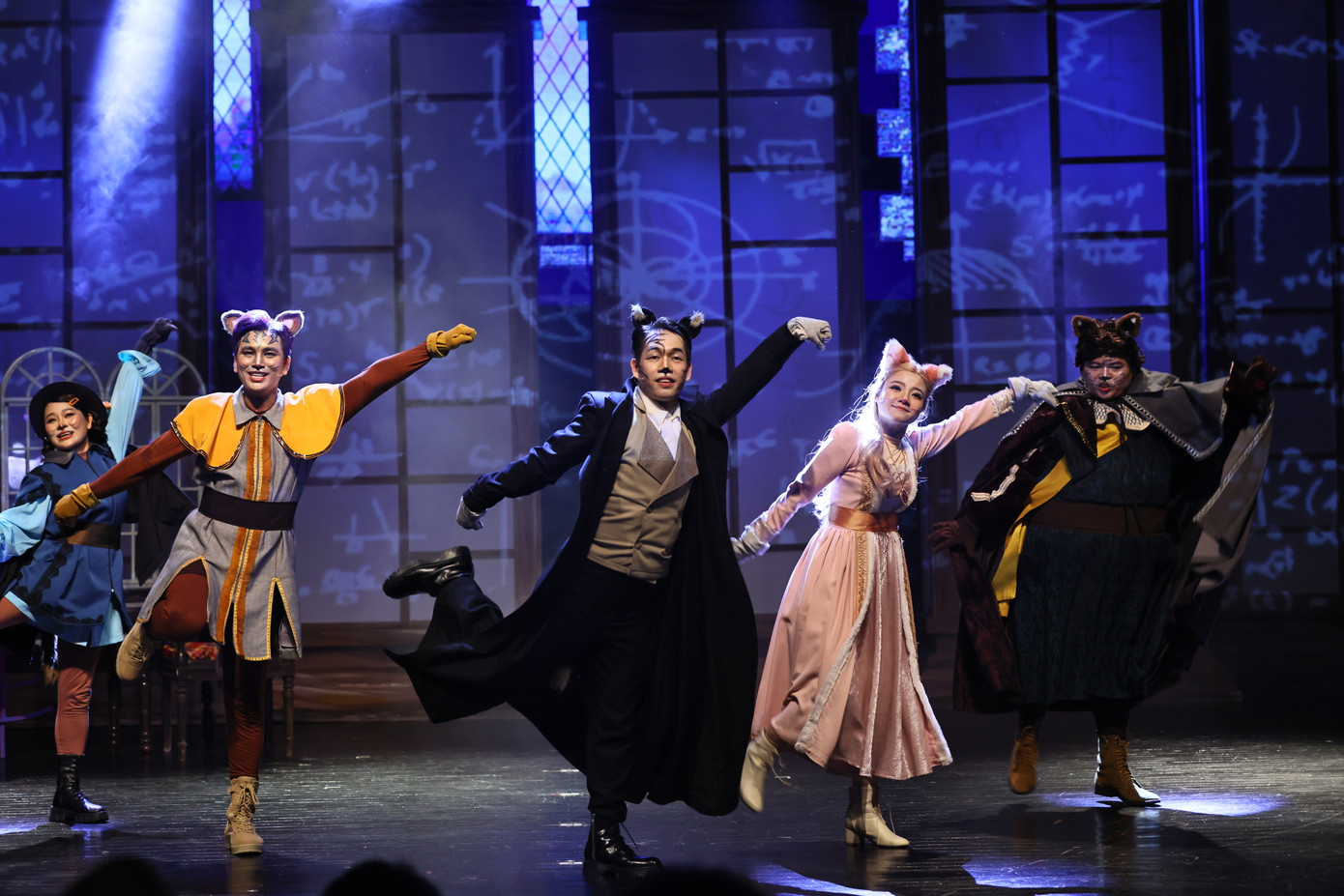 Vở nhạc kịch Zorba - Chú mèo thám tử kể về câu chuyện phiêu lưu của thám tử Zorba khôi phục hòa bình giữa thế giới loài mèo và loài người. Vở nhạc kịch Zorba - Chú mèo thám tử kể về câu chuyện phiêu lưu của thám tử Zorba khôi phục hòa bình giữa thế giới loài mèo và loài người.