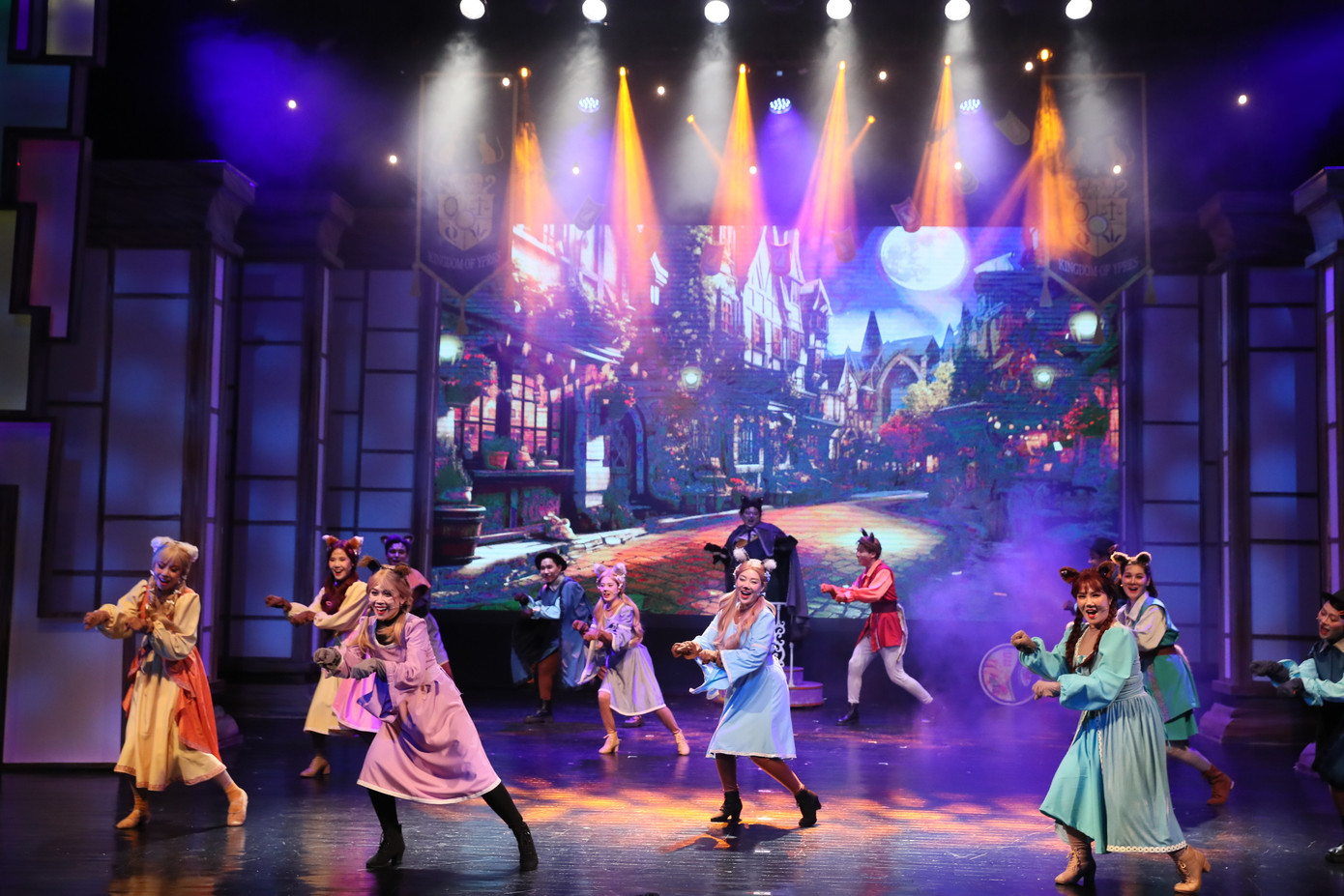 Vở diễn thu hút bởi sự kết hợp nhuần nhuyễn giữa ca, vũ, nhạc, kịch. Vở diễn thu hút bởi sự kết hợp nhuần nhuyễn giữa ca, vũ, nhạc, kịch.