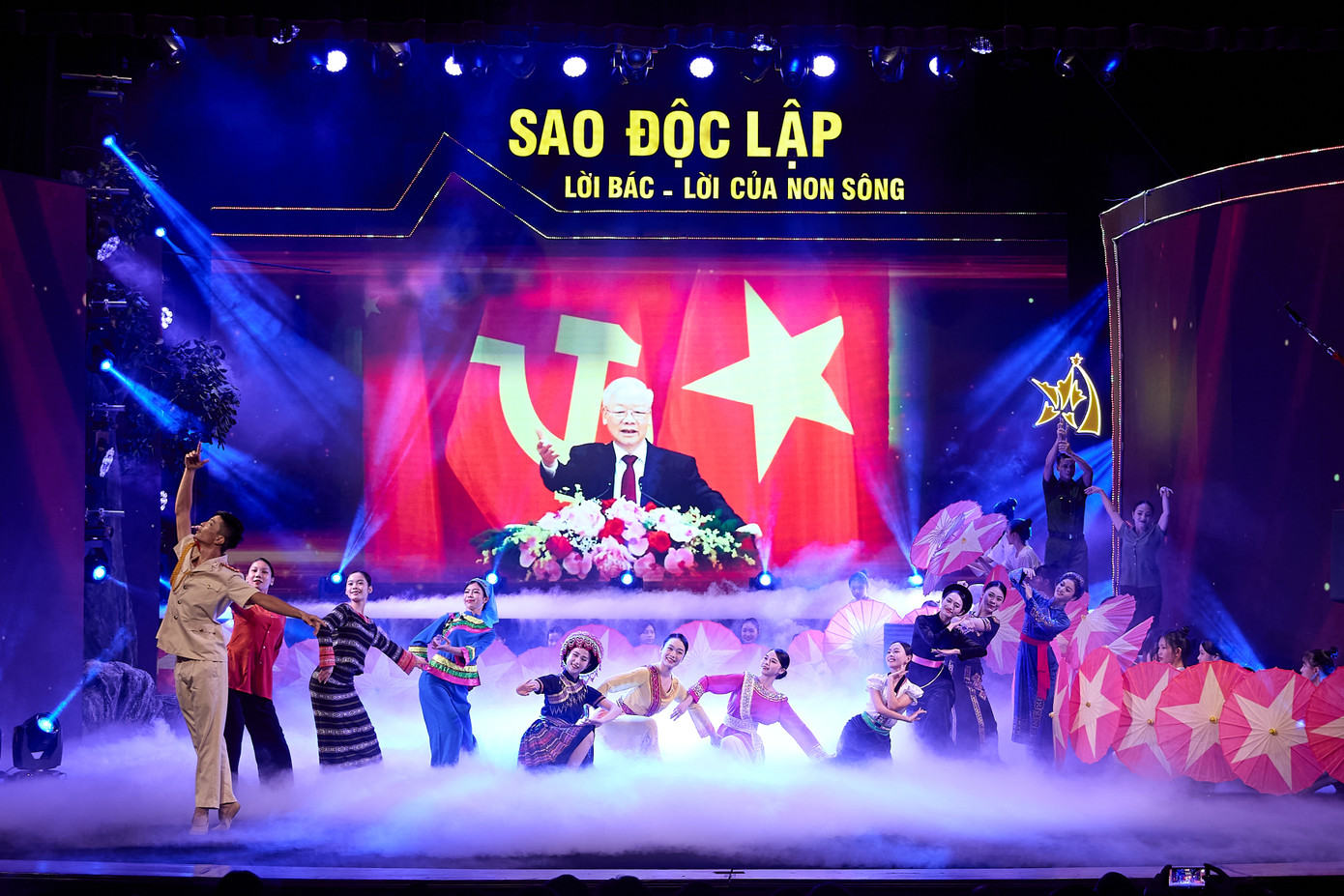 Với thời lượng 80 phút, nhạc vũ kịch Lời Bác - Lời của non sông được tổng đạo diễn Tuyết Minh chia thành 3 chương và màn khai từ mang tên Việt Nam rực rỡ những mùa xuân. Điểm nhấn của màn khai từ là những tư liệu trích dẫn từ 236 bài viết của cố Tổng Bí Thư Nguyễn Phú Trọng in trên Tạp chí Cộng sản. Tất cả còn lưu giữ vẹn nguyên những triết lý, tư tưởng vĩ đại của cố Tổng Bí Thư Nguyễn Phú Trọng về khát vọng độc lập, tự do, hạnh phúc trường tồn cho nhân dân và cho đất nước Việt Nam. Ảnh: Minh Khánh.