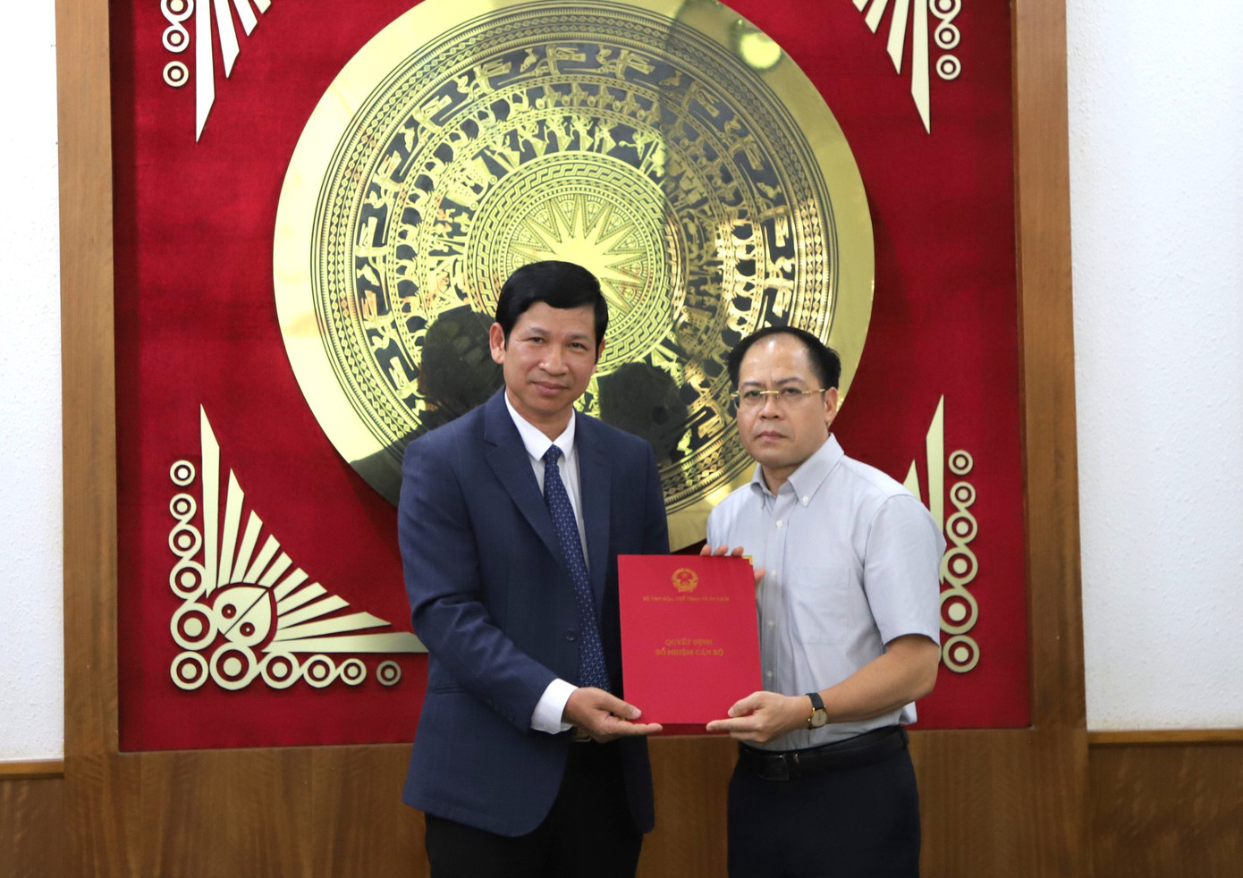 Thứ trưởng Bộ VHTTDL Hồ An Phong trao quyết định bổ nhiệm chức Chủ tịch Quỹ Hỗ trợ phát triển du lịch cho ông Hà Kim Sơn.