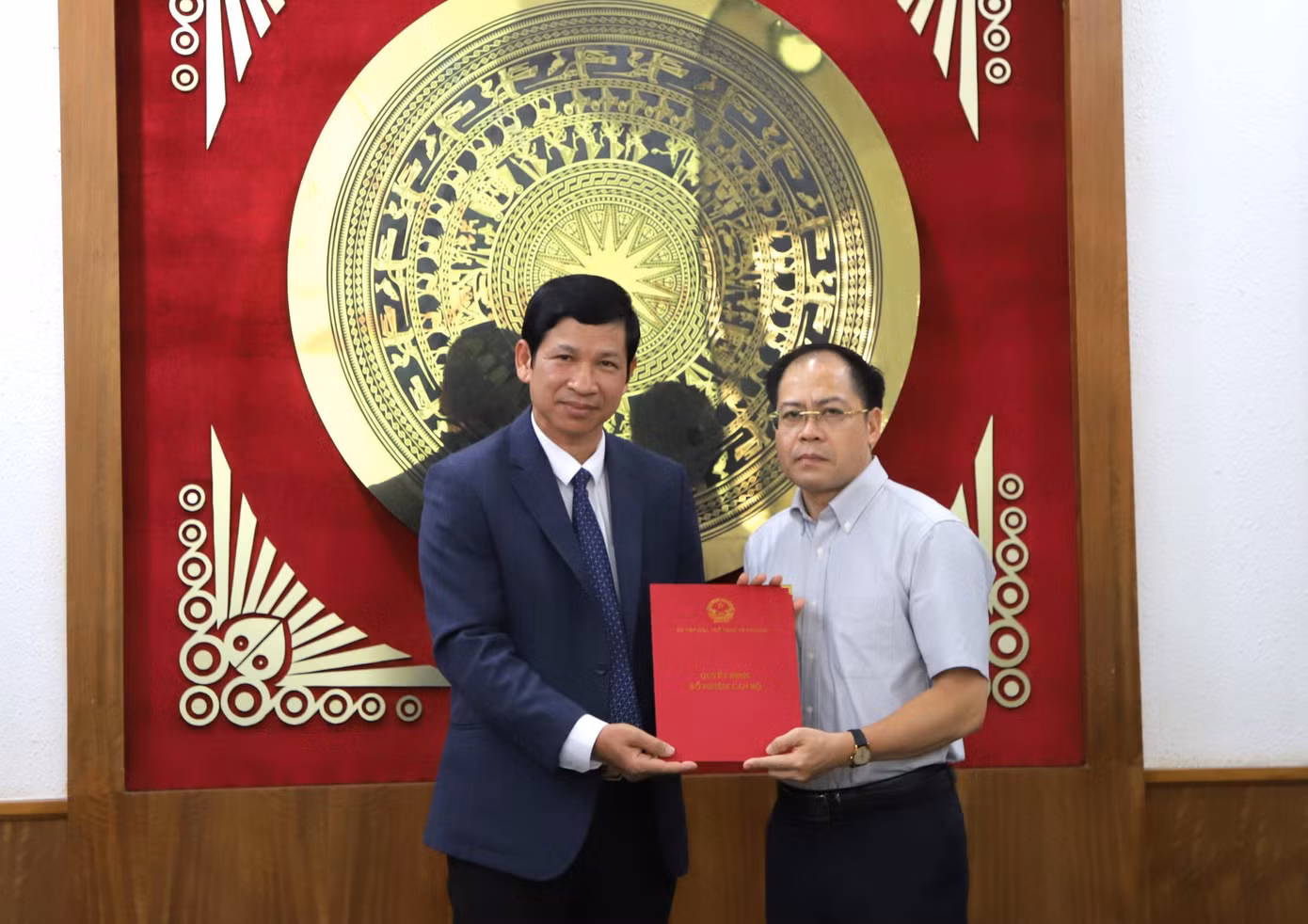 Thứ trưởng Bộ VHTTDL Hồ An Phong trao quyết định bổ nhiệm chức Chủ tịch Quỹ Hỗ trợ phát triển du lịch cho ông Hà Kim Sơn.