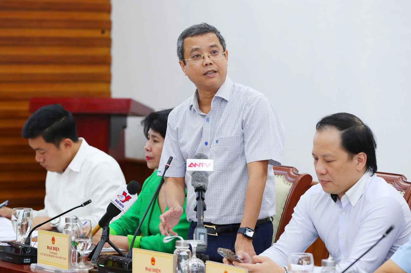 Ông Nguyễn Lê Phúc - Phó Cục trưởng Cục Du lịch quốc gia Việt Nam - cho biết mục tiêu đón 17-18 triệu lượt khách quốc tế là hoàn toàn khả thi. Ảnh: Trần Huấn. Ông Nguyễn Lê Phúc - Phó Cục trưởng Cục Du lịch quốc gia Việt Nam - cho biết mục tiêu đón 17-18 triệu lượt khách quốc tế là hoàn toàn khả thi. Ảnh: Trần Huấn.