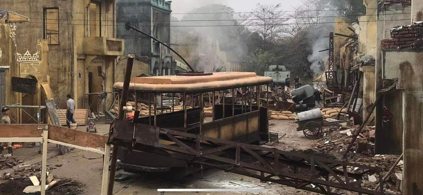 Đạo diễn chọn khắc sâu hình ảnh chiến đấu thời chiến thông qua đôi tình nhân trẻ - Dân (Doãn Quốc Đam) và Hương (Cao Thùy Linh), ông họa sĩ già, cha xứ, ông phán, đứa bé đánh giầy, vợ chồng ông hàng phở... Đào, phở và piano của đạo diễn Phi Tiến Sơn vẫn mang đến những mảnh ghép về những con người Hà Nội yêu, sống và chiến đấu trong hoàn cảnh đặc biệt.