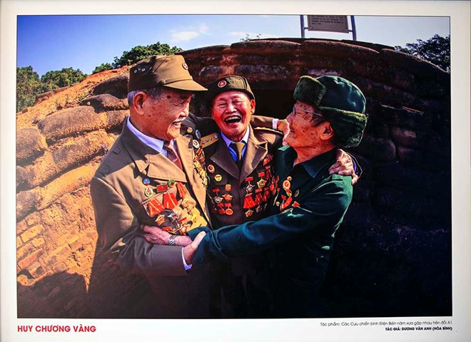 Tác phẩm Các cựu chiến binh Điện Biên năm xưa gặp nhau trên đồi A1 của tác giả Vân Anh (Hòa Bình) được trao huy chương Vàng.