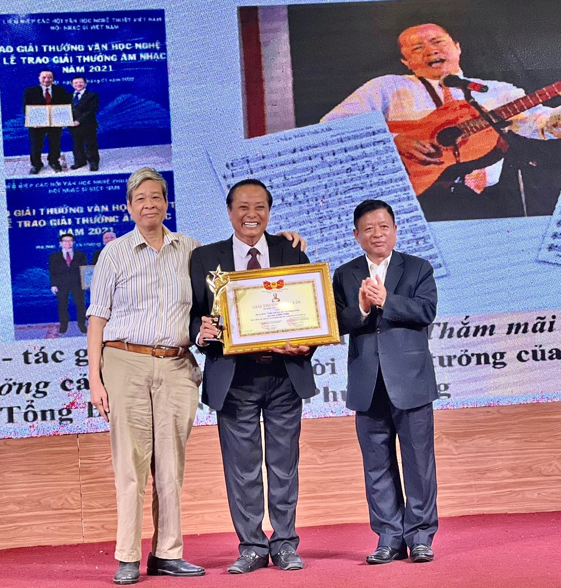 Hai ca khúc Thắm mãi tình anh, Đừng tưởng mang về cho tác giả Giải thưởng Đào Tấn 2022. Hai ca khúc Thắm mãi tình anh, Đừng tưởng mang về cho tác giả Giải thưởng Đào Tấn 2022.