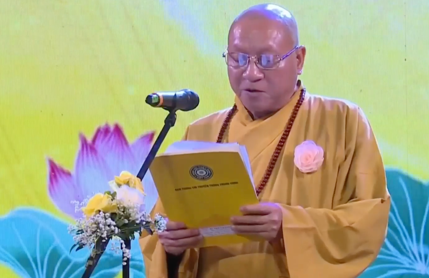 Hòa thượng Thích Gia Quang phát biểu tại chương trình Vu lan - Đạo hiếu và Dân tộc năm 2024 tổ chức tại Nhà hát Lớn Hà Nội.