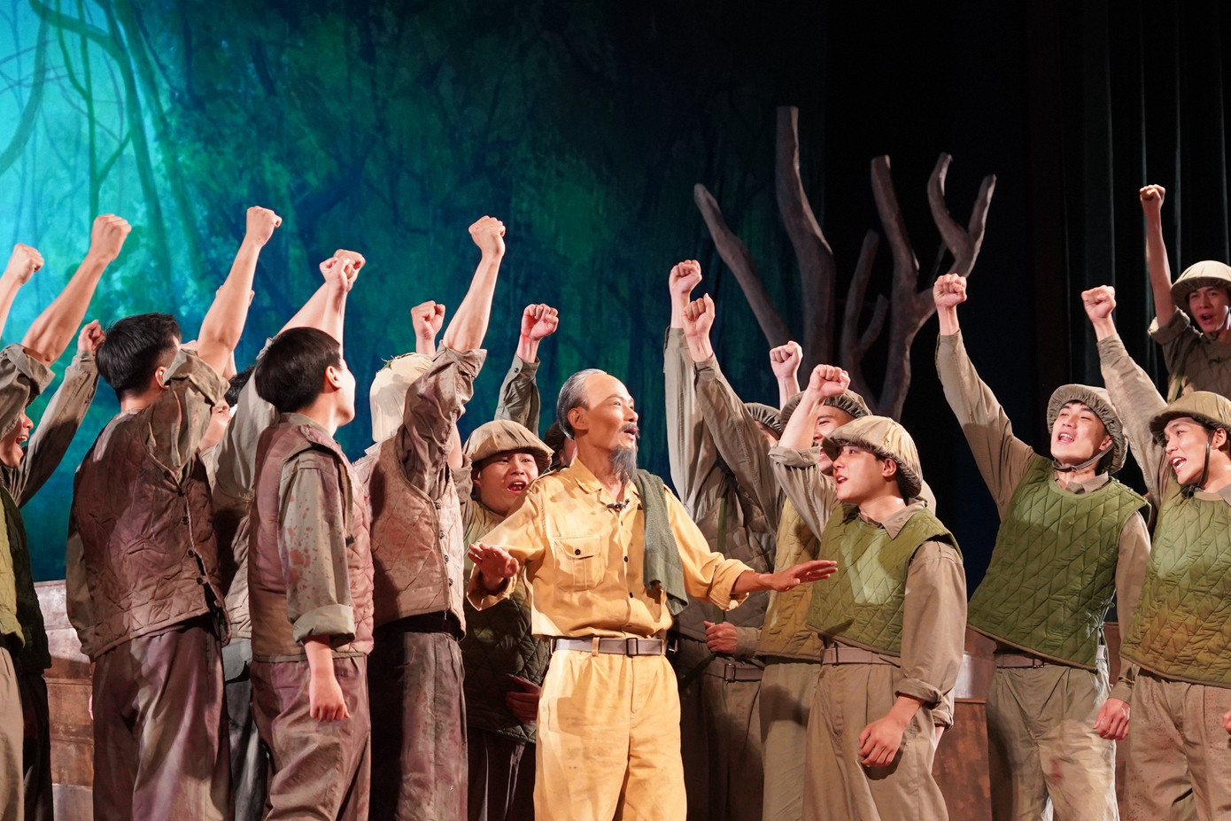 Đêm trắng quy tụ hơn 100 diễn viên đến từ Nhà hát Kịch Việt Nam và sinh viên Đại học Sân khấu - Điện ảnh Hà Nội. Đêm trắng quy tụ hơn 100 diễn viên đến từ Nhà hát Kịch Việt Nam và sinh viên Đại học Sân khấu - Điện ảnh Hà Nội.