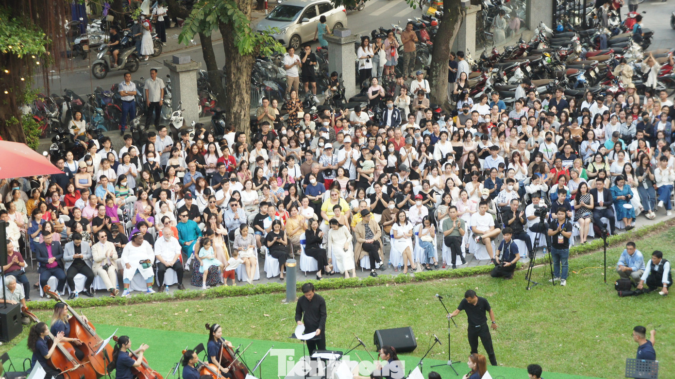 Sự kết hợp giữa nhạc giao hưởng và không gian kiến trúc và nghệ thuật đã tạo ra một trải nghiệm đa chiều, giúp khán giả cảm nhận sâu sắc hơn về âm nhạc và nghệ thuật thị giác.