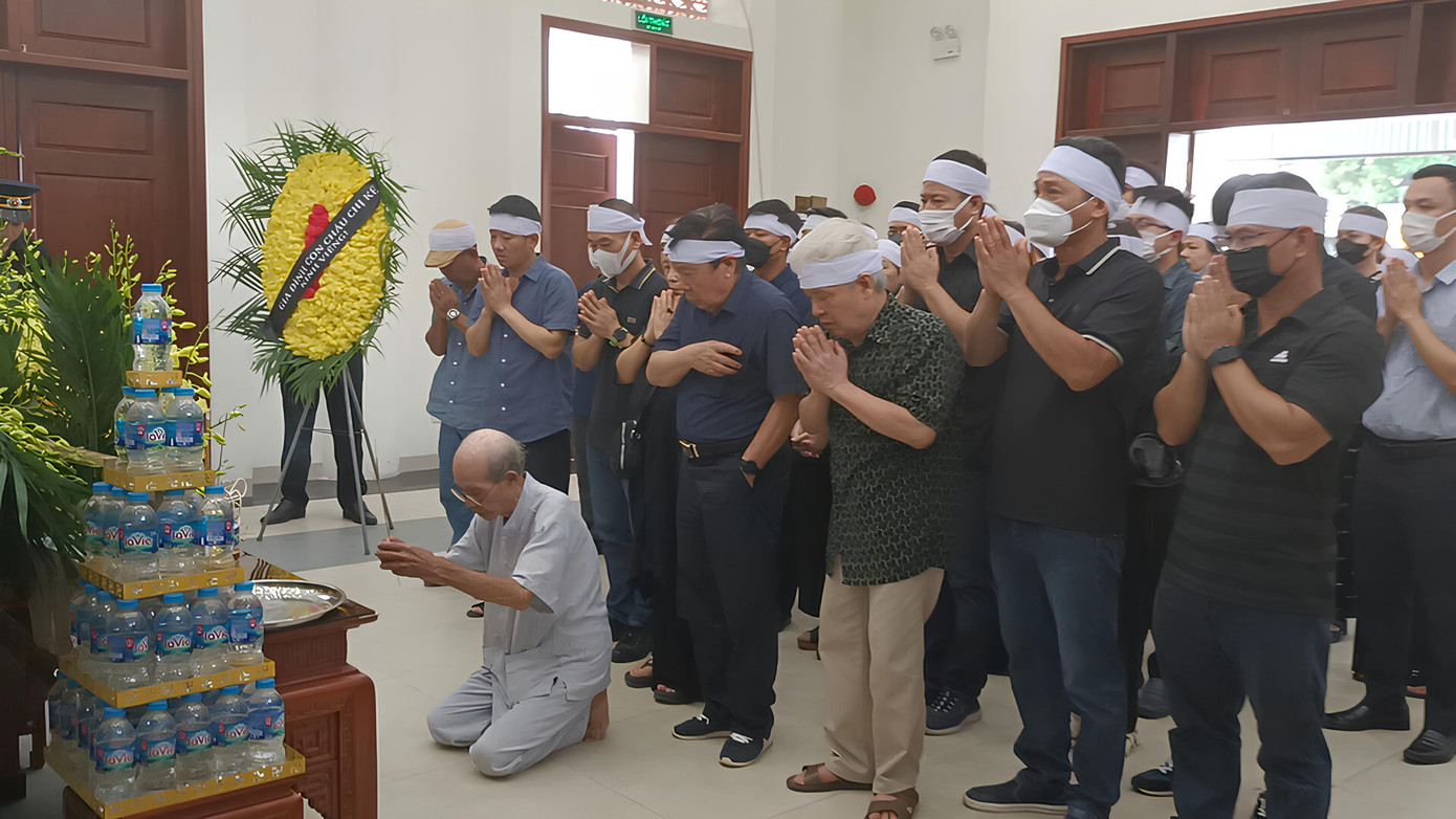 Người thân, đồng nghiệp có mặt tiễn đưa nghệ sĩ Hữu Độ. Người thân, đồng nghiệp có mặt tiễn đưa nghệ sĩ Hữu Độ.