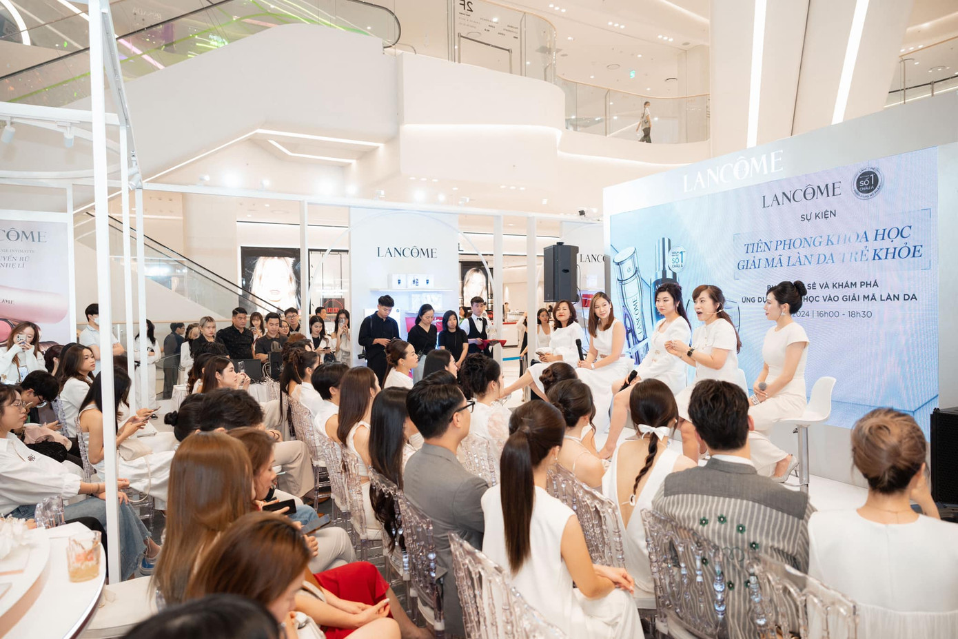Đông đảo người quan tâm đến lĩnh vực làm đẹp có mặt trong buổi triển lãm.