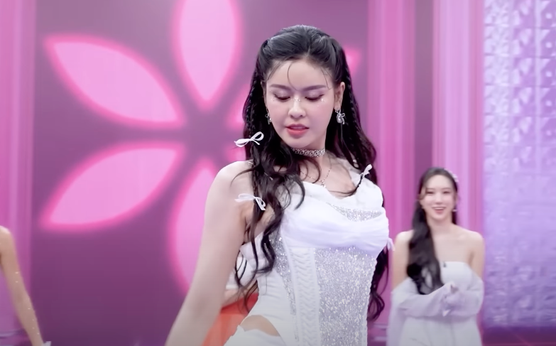 Ca sĩ Trương Quỳnh Anh biểu diễn đầu tiên với tiết mục Đơn côi.