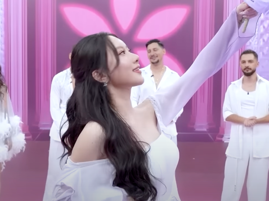 Minyoung và Lee Hooyeon mang đến sân khấu Bước nhảy hoàn vũ hai tiết mục múa dịu dàng, uyển chuyển.