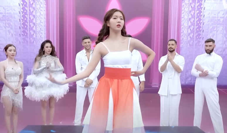 Minyoung và Lee Hooyeon mang đến sân khấu Bước nhảy hoàn vũ hai tiết mục múa dịu dàng, uyển chuyển.