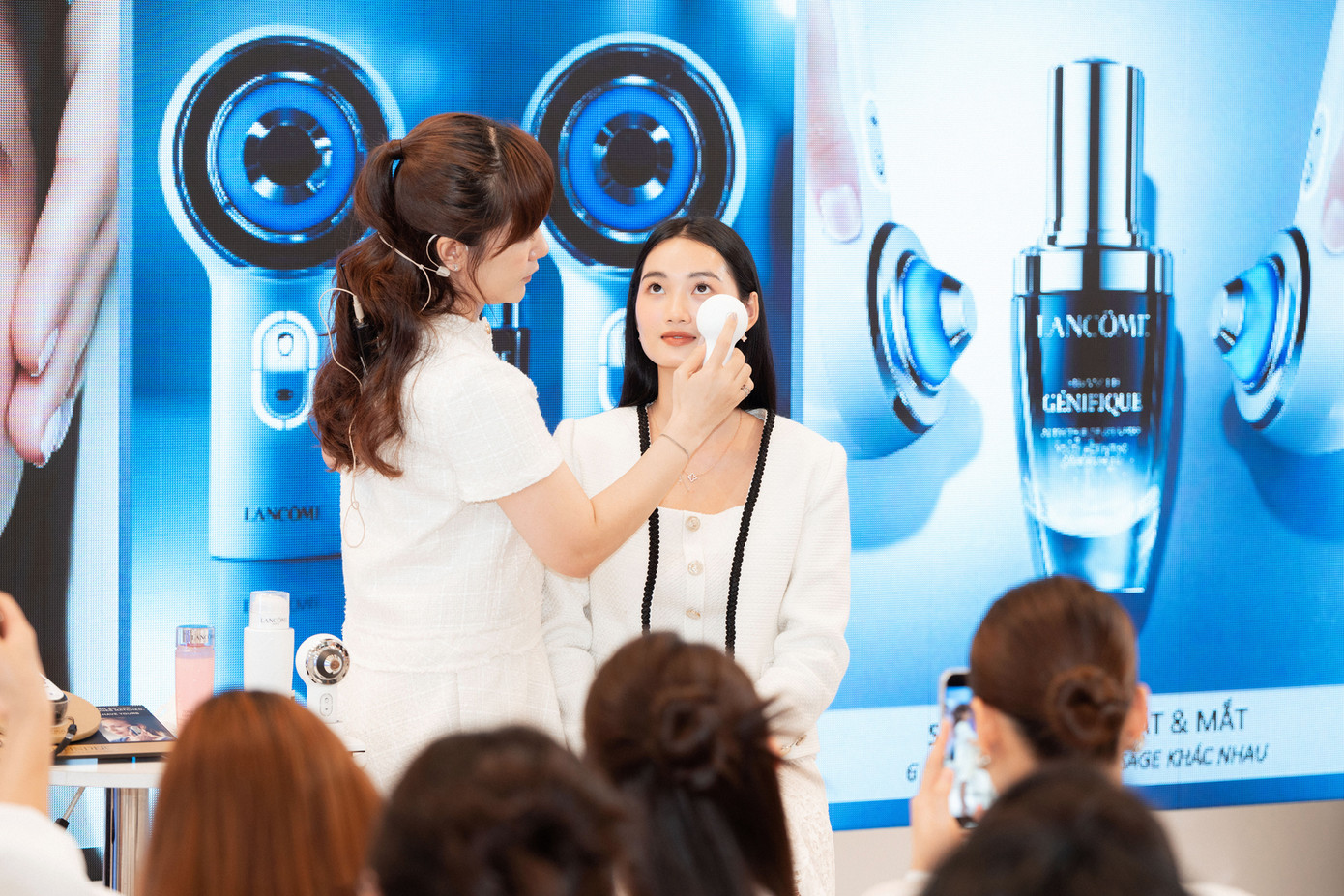 Người tham gia sự kiện được trải nghiệm phương pháp chăm sóc da theo công nghệ đặc biệt của nhãn hàng.