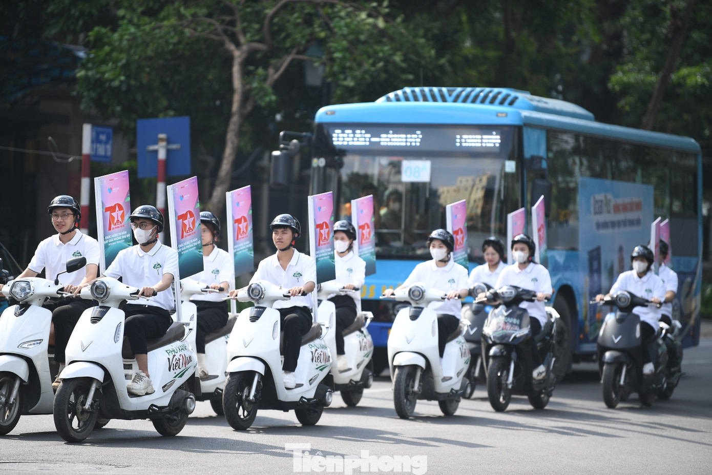 Một trong những điểm mới của Ngày Thẻ Việt Nam 2024 là roadshow diễn ra sáng 28/9. Hoạt động được Ban tổ chức Ngày Thẻ Việt Nam 2024 lên ý tưởng chuẩn bị công phu, nhằm lan tỏa thông điệp của hội thảo "Hà Nội - Thành phố Thông minh và Hệ sinh thái ngân hàng mở" là hoạt động điểm nhấn của chuỗi hoạt động Ngày thẻ Việt Nam 2024 "Sống chill thanh toán chất".