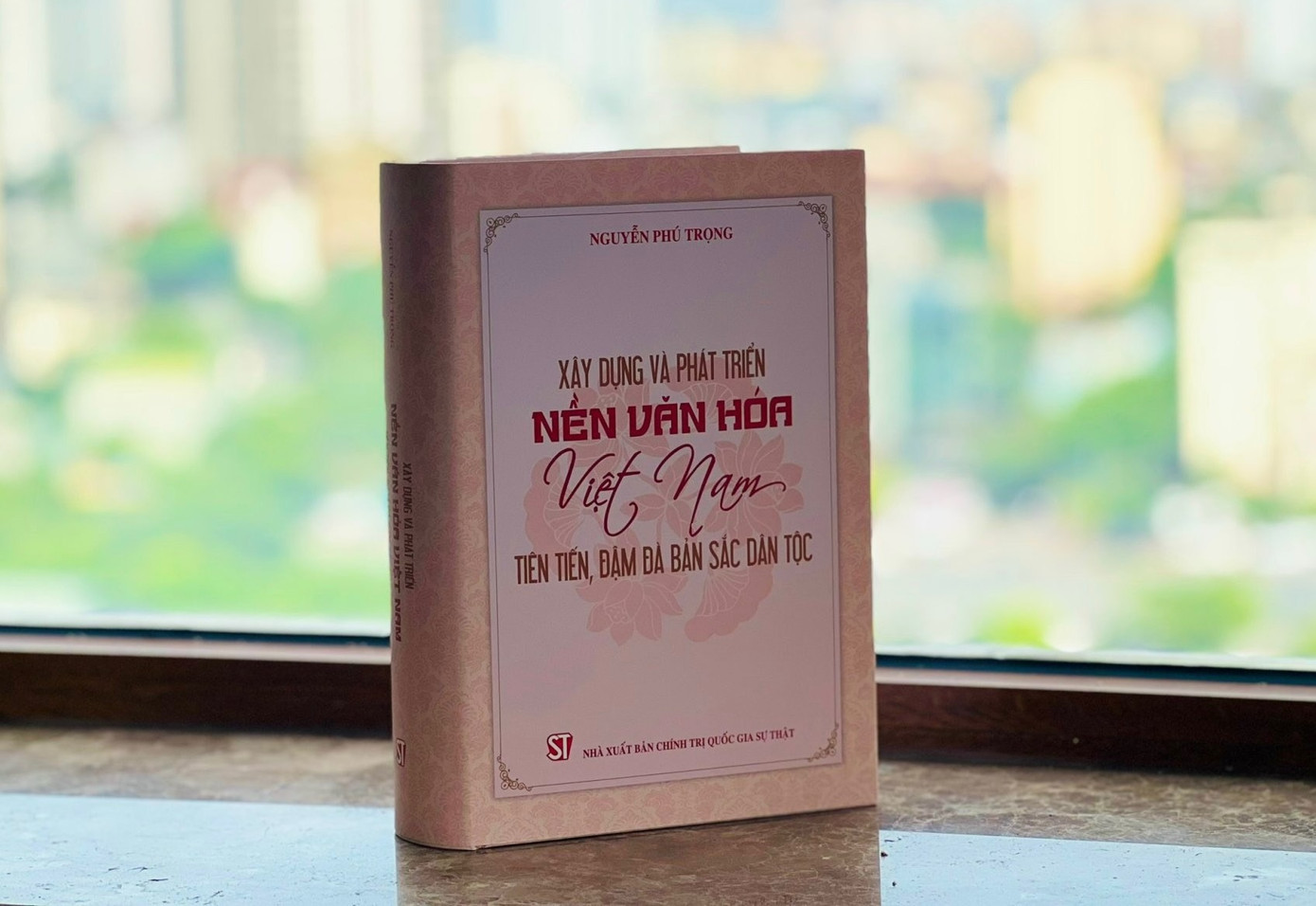 Đây là cuốn cẩm nang cho đội ngũ cán bộ, đảng viên và nhân dân ta trong sự nghiệp xây dựng và phát triển nền văn hóa Việt Nam tiên tiến, đậm đà bản sắc dân tộc. Đây là cuốn cẩm nang cho đội ngũ cán bộ, đảng viên và nhân dân ta trong sự nghiệp xây dựng và phát triển nền văn hóa Việt Nam tiên tiến, đậm đà bản sắc dân tộc.