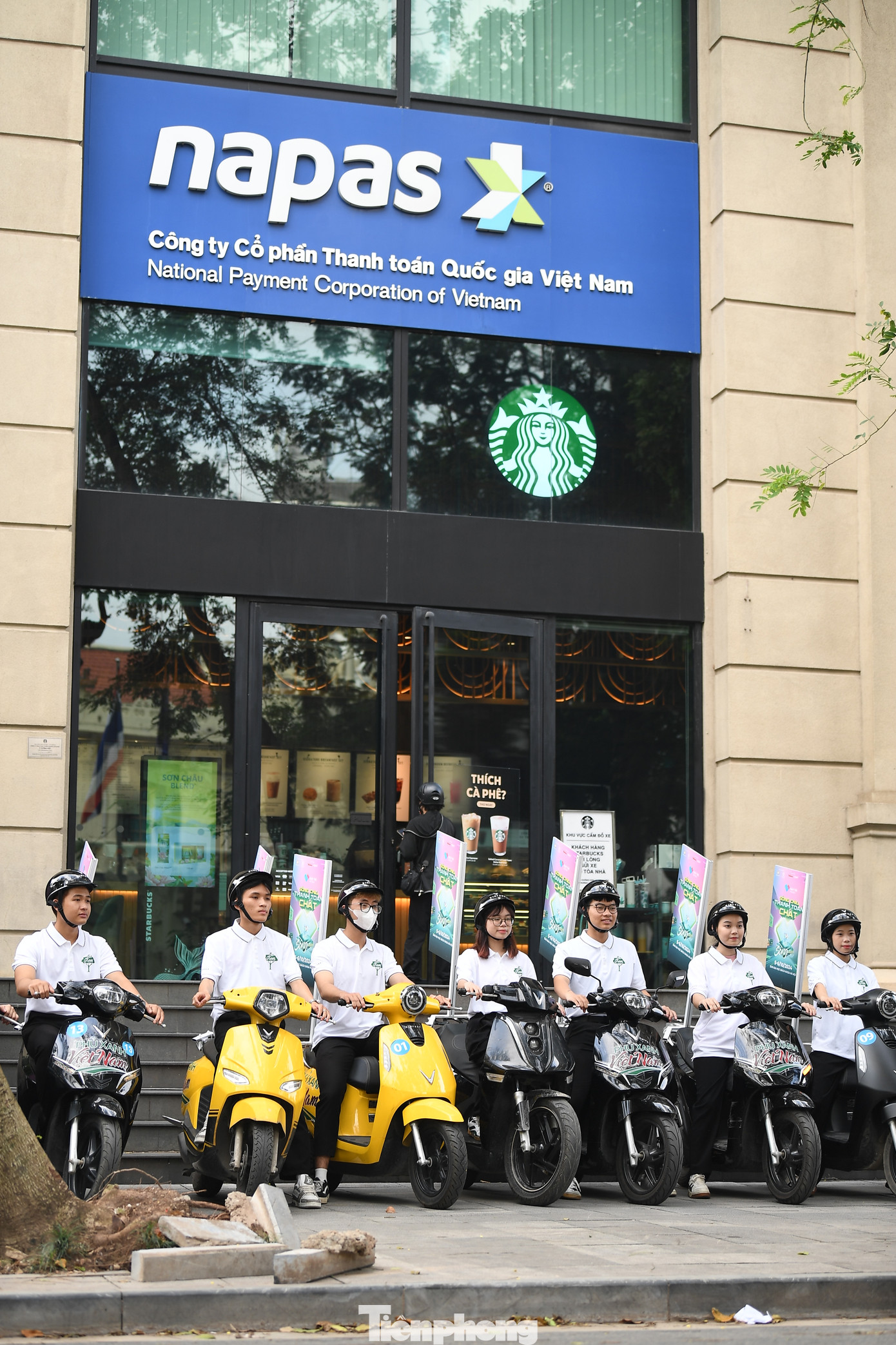 Trụ sở Cty Cổ phần Thanh toán Quốc gia Việt Nam NAPAS - đơn vị đồng tổ chức với Báo Tiền Phong - là điểm check-in không thể thiếu của đoàn Roadshow.