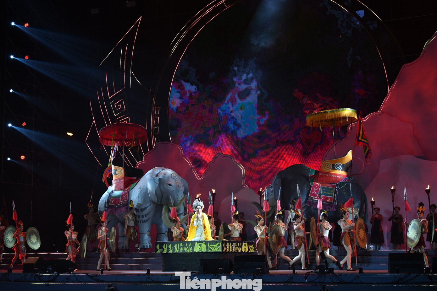 Để phục vụ nhu cầu người dân, UBND huyện Mê Linh đã lắp đặt ba cụm màn hình led cỡ lớn ngoài trời tại khuôn viên khu vực đình Hạ Lôi (xã Mê Linh), khu vực sân bóng xã Tiền Phong và khu vực ao cá xã Tráng Việt (phía sau Đền Hai Bà Trưng).