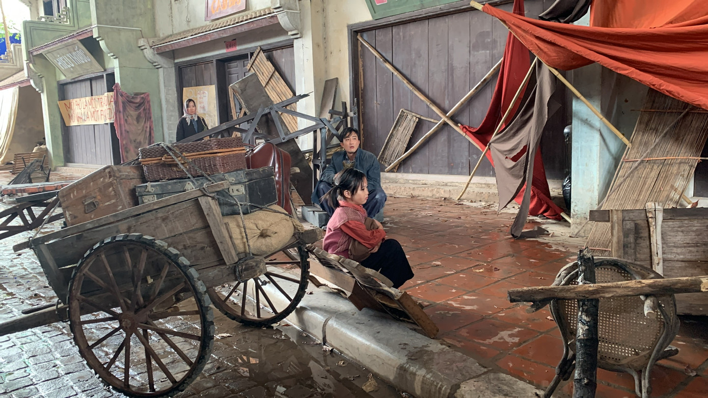 “Chúng tôi phải làm mọi thứ trong giới hạn của nguồn vốn với chất lượng tốt nhất. Thiết kế bối cảnh trong phim lịch sử, nhất là đối với Đào, phở và piano là khâu phức tạp nhất. Chúng tôi phải làm từ con số không và phải làm sao thế nào để khán giả nhìn thấy đời sống của nhân vật một cách chân thật nhất. Thời gian có hạn buộc chúng tôi phải đẩy nhanh tốc độ để đáp ứng tiến độ đã đề ra”, anh Hưng nêu.