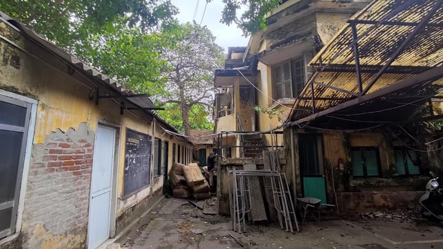 Trụ sở Hãng phim Việt Nam hoang tàn, tiêu điều sau cơn bão cổ phần hóa. Trụ sở Hãng phim Việt Nam hoang tàn, tiêu điều sau cơn bão cổ phần hóa.