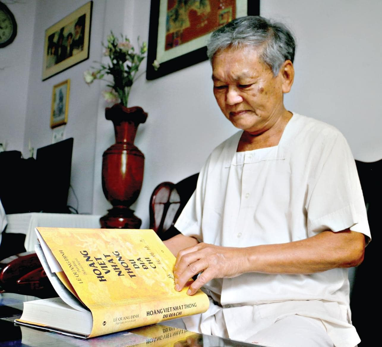 Cuốn Hoàng Việt nhất thống dư địa chícủa tác giả Lê Quang Định do ông là dịch giả và chú giải đoạt giải A giải thưởng sách quốc gia năm 2022. Ảnh: Trung Việt.