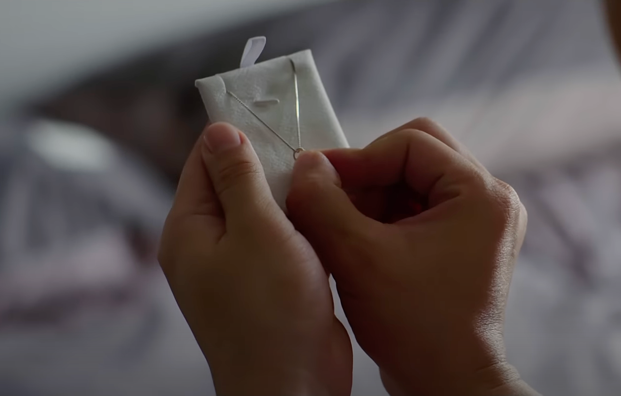 Đức Anh (Thanh Sơn) chuẩn bị chu đáo cho lễ kỷ niệm của hai vợ chồng. Đức Anh (Thanh Sơn) chuẩn bị chu đáo cho lễ kỷ niệm của hai vợ chồng.