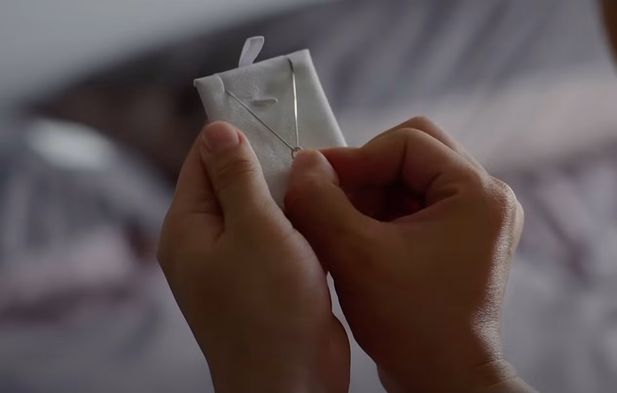 Đức Anh (Thanh Sơn) chuẩn bị chu đáo cho lễ kỷ niệm của hai vợ chồng. Đức Anh (Thanh Sơn) chuẩn bị chu đáo cho lễ kỷ niệm của hai vợ chồng.