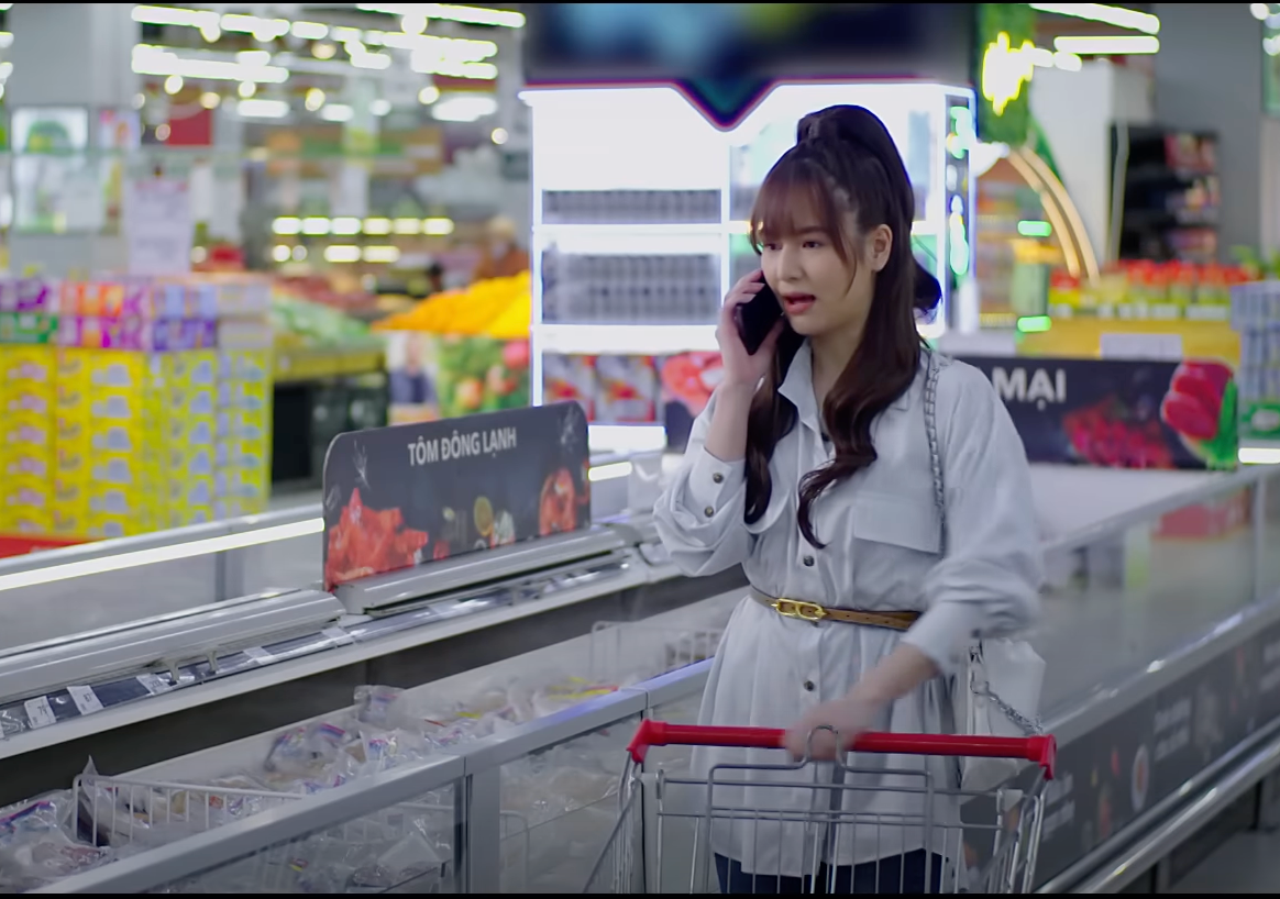 Hân (Việt Hoa) đi chợ, chuẩn bị nấu một bữa tối đặc biệt cho chồng nhân ngày kỷ niệm. Hân (Việt Hoa) đi chợ, chuẩn bị nấu một bữa tối đặc biệt cho chồng nhân ngày kỷ niệm.