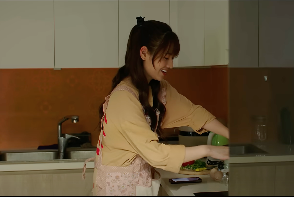 Hân (Việt Hoa) vui vẻ, tự tay nấu ăn cho Đức Anh (Thanh Sơn). Hân (Việt Hoa) vui vẻ, tự tay nấu ăn cho Đức Anh (Thanh Sơn).