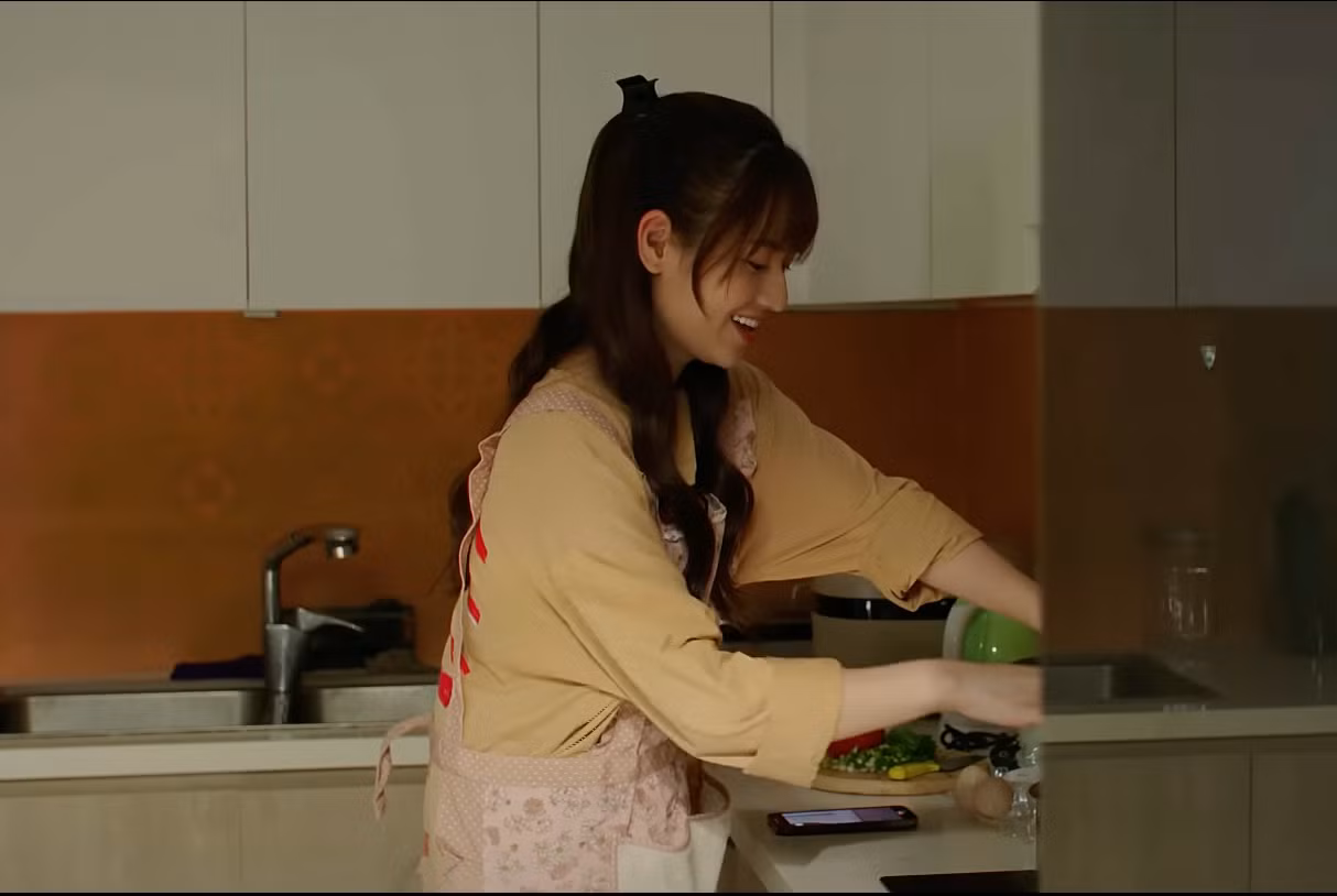 Hân (Việt Hoa) vui vẻ, tự tay nấu ăn cho Đức Anh (Thanh Sơn). Hân (Việt Hoa) vui vẻ, tự tay nấu ăn cho Đức Anh (Thanh Sơn).