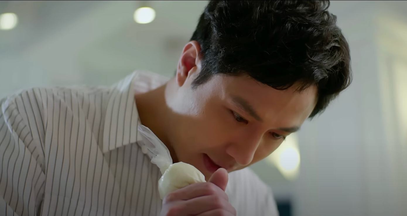 Đức Anh (Thanh Sơn) chuẩn bị chu đáo cho lễ kỷ niệm của hai vợ chồng. Đức Anh (Thanh Sơn) chuẩn bị chu đáo cho lễ kỷ niệm của hai vợ chồng.