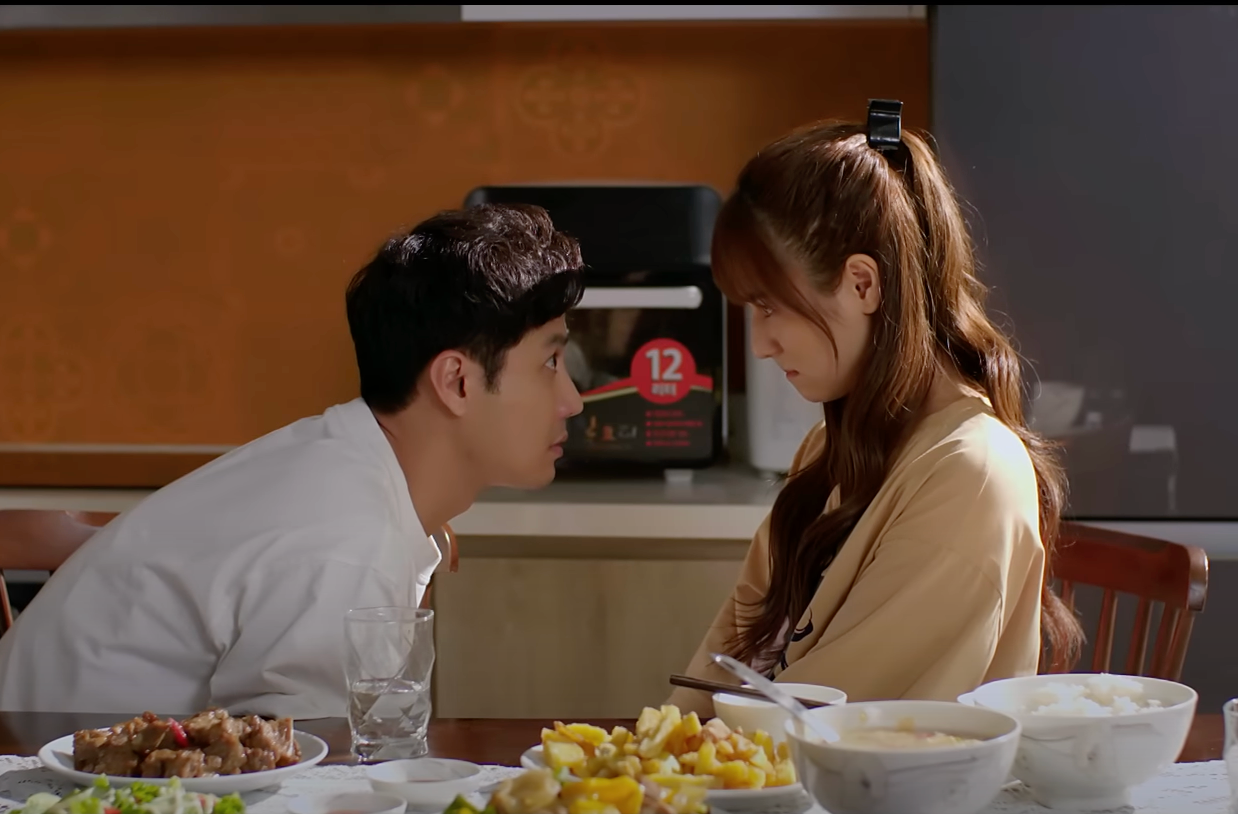 Đức Anh (Thanh Sơn) hiểu những ấm ức mà vợ phải chịu trong thời gian qua và hứa không để cô trải qua cảm xúc đó lần nữa. Đức Anh (Thanh Sơn) hiểu những ấm ức mà vợ phải chịu trong thời gian qua và hứa không để cô trải qua cảm xúc đó lần nữa.