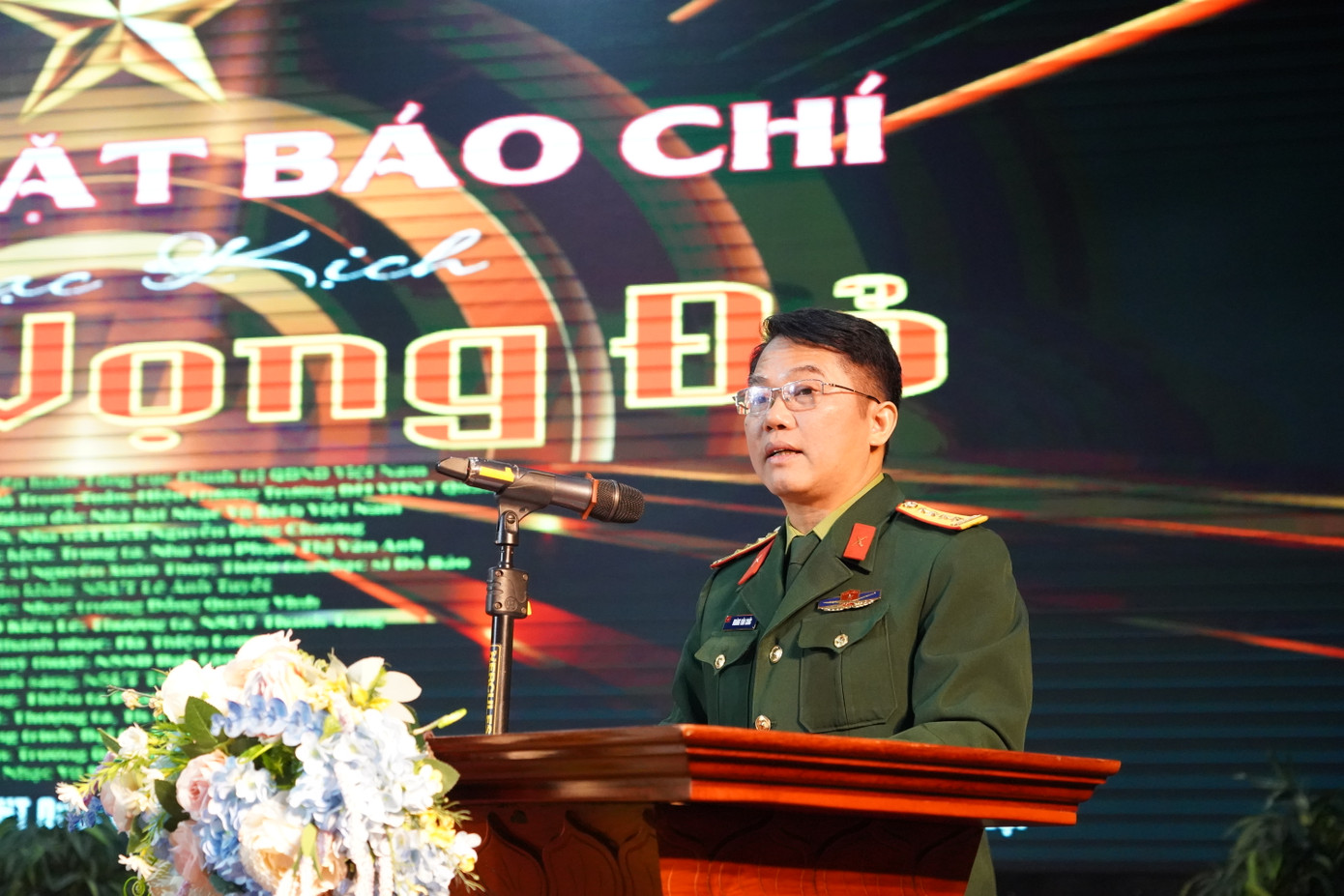 Đại tá, Hoàng Văn Chức - Phó Chính ủy Đại học Văn hóa Nghệ thuật Quân đội - giới thiệu về vở nhạc kịch Khát vọng đỏ.