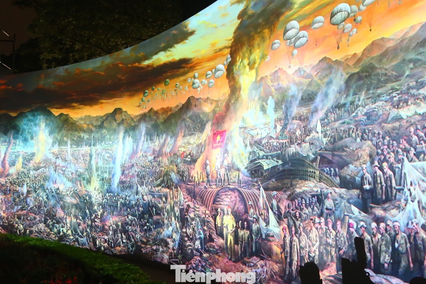 Trường đoạn cuối cùng Khúc khải hoàn mừng chiến thắng sử dụng nhạc và lời bài hát Giải phóng Điện Biên (sáng tác: Đỗ Nhuận) nhằm tái hiện khoảnh khắc lịch sử vào 17h30 ngày 7/5/1954, lá cờ Quyết chiến, Quyết thắng của Quân đội Nhân dân Việt Nam tung bay trên nóc hầm tướng De Castries báo hiệu Chiến dịch Điện Biên Phủ toàn thắng sau 56 ngày đêm chiến đấu oanh liệt. Sự kiện trình chiếu kéo dài từ 3/5-5/5 tại tượng đài Cảm tử (Hoàn Kiếm, Hà Nội), khung thời gian 18h30-23h.