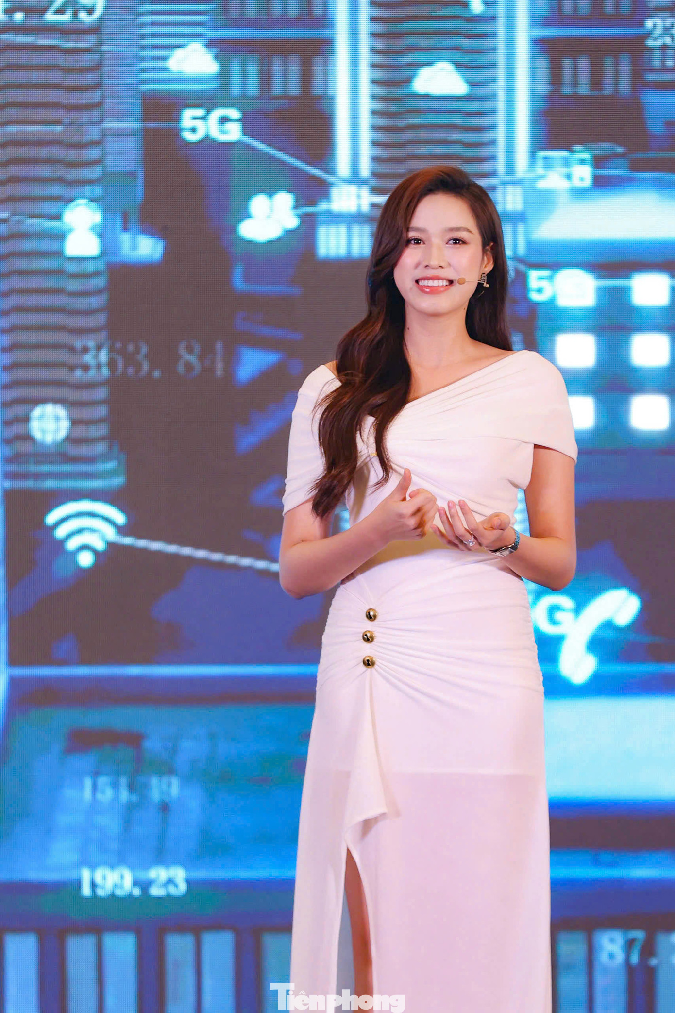 Đỗ Thị Hà hào hứng trải nghiệm công nghệ thanh toán mới và cho rằng phương thức thanh toán này sẽ trở thành xu hướng trong thời gian tới.