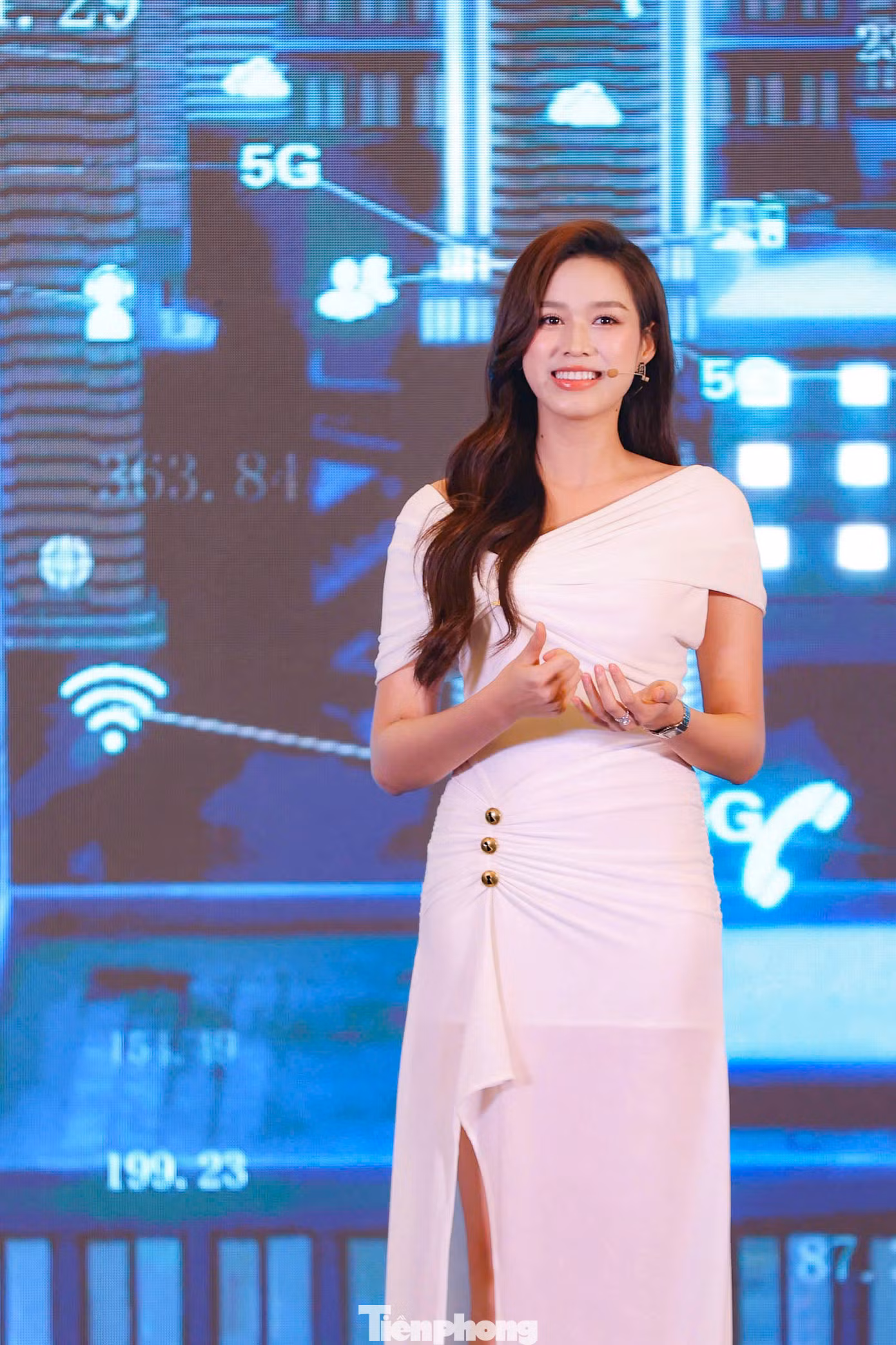Đỗ Thị Hà hào hứng trải nghiệm công nghệ thanh toán mới và cho rằng phương thức thanh toán này sẽ trở thành xu hướng trong thời gian tới.