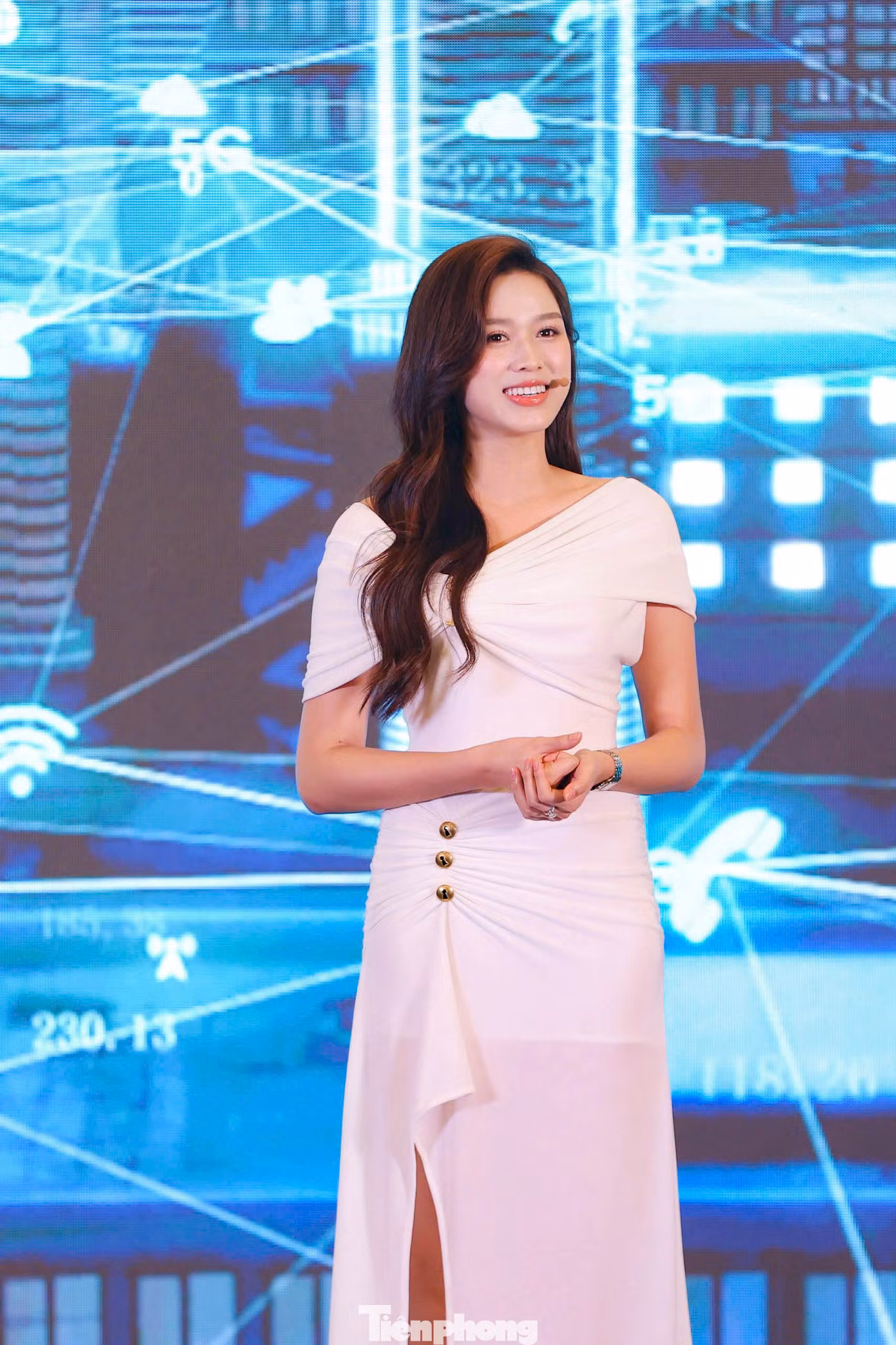 Đỗ Thị Hà hào hứng trải nghiệm công nghệ thanh toán mới và cho rằng phương thức thanh toán này sẽ trở thành xu hướng trong thời gian tới.