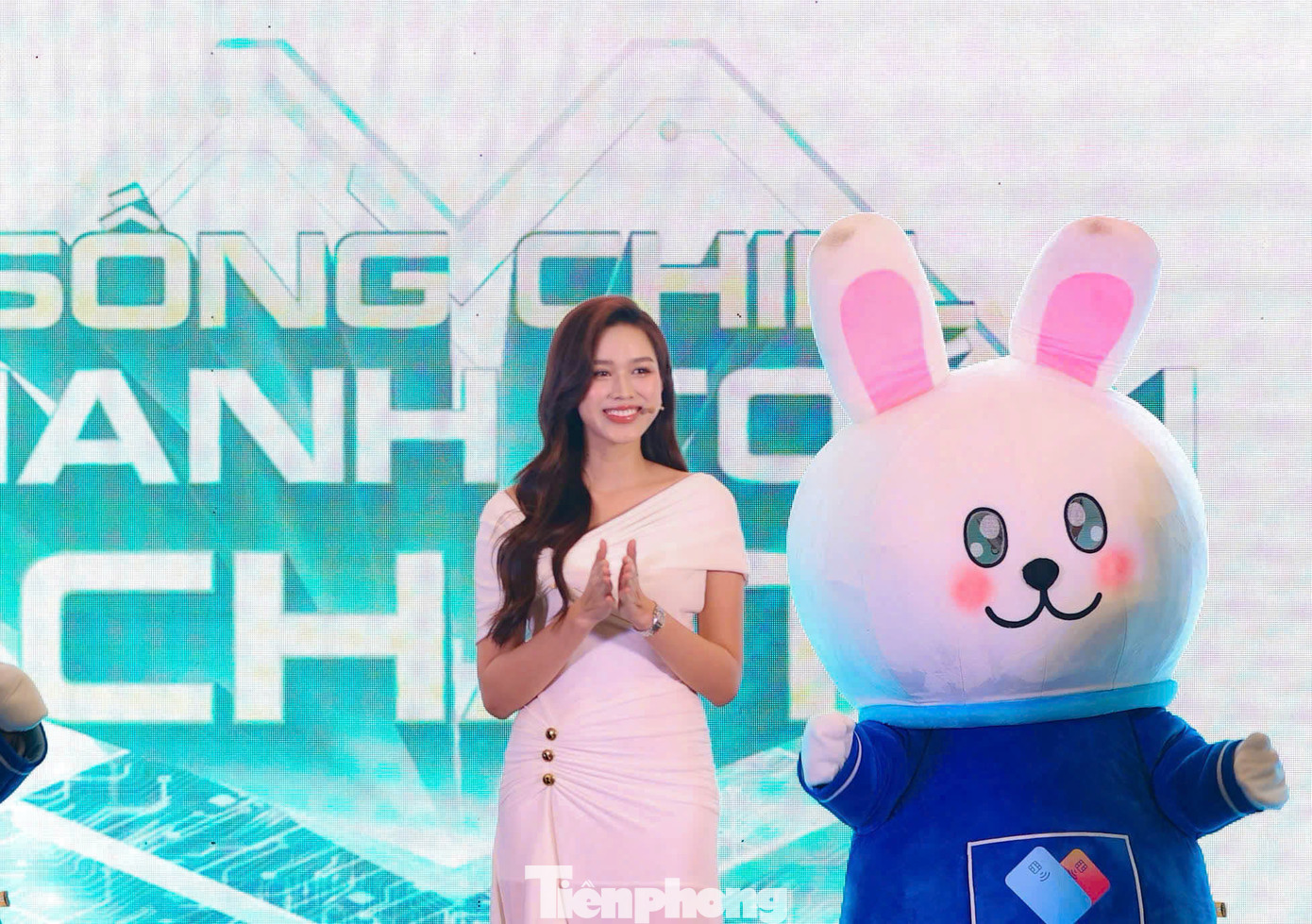 Theo đó, các ngân hàng sẽ đăng ký tài khoản thẻ với khuôn mặt của khách hàng, khách hàng khi thanh toán chỉ cần quét khuôn mặt, không cần phải nhập bất kỳ thông tin nào, hay phải nhập mã pin. Phương thức này vừa mang tính trải nghiệm cũng như đảm bảo an ninh an toàn khi giao dịch.